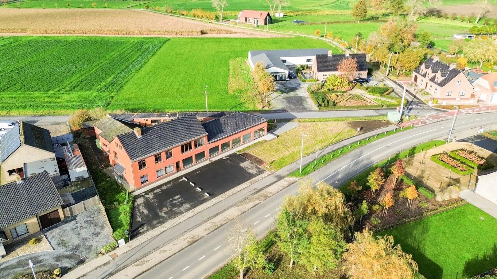 Handelsruimte/kantoor (met atelier, opslag en parking) + woning met tuin en garage, Kortemark foto 4