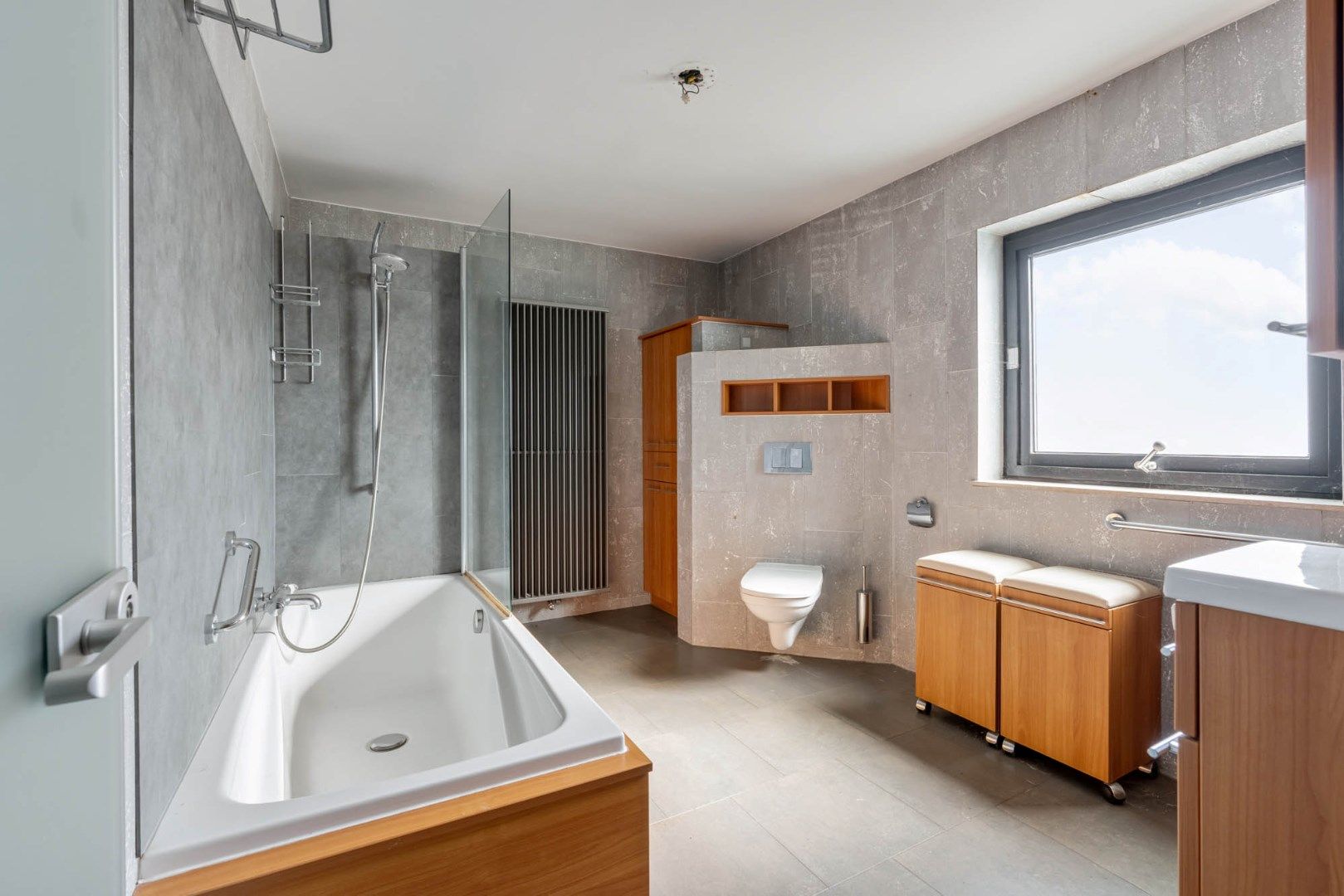 Multifunctioneel gebouw bestaande uit een woning, een winkel en een magazijn/werkplaats gelegen op een rustige locatie te Voorshoven! foto 19