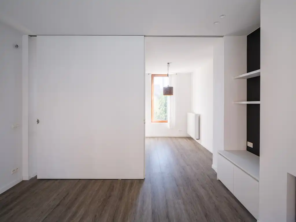 Lichtrijke en instapklare woning met charmante gevel en stadstuin nabij het Baudelopark. foto 18