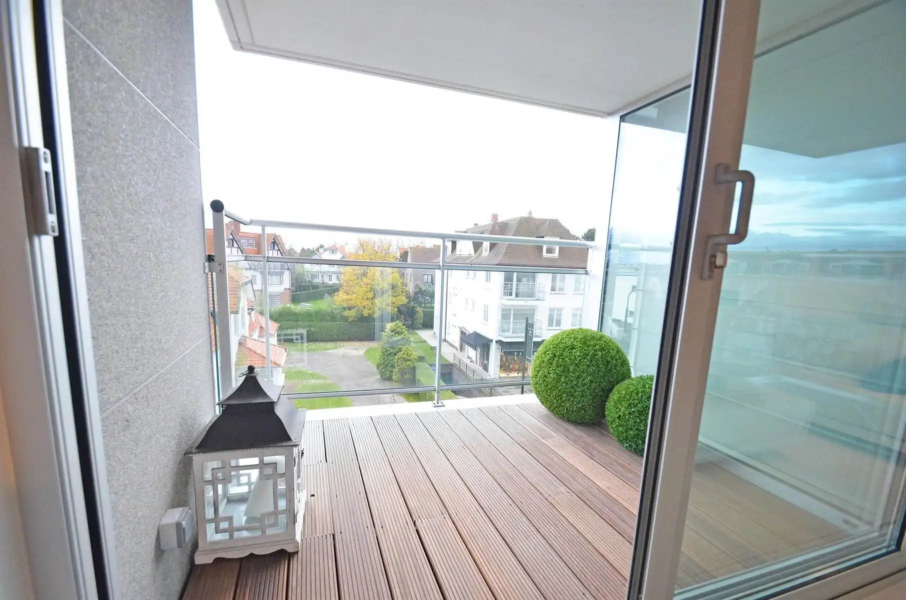 Mooi ongemeubeld appartement in hartje Zoute op wandelafstand van het Albertplein! foto 4