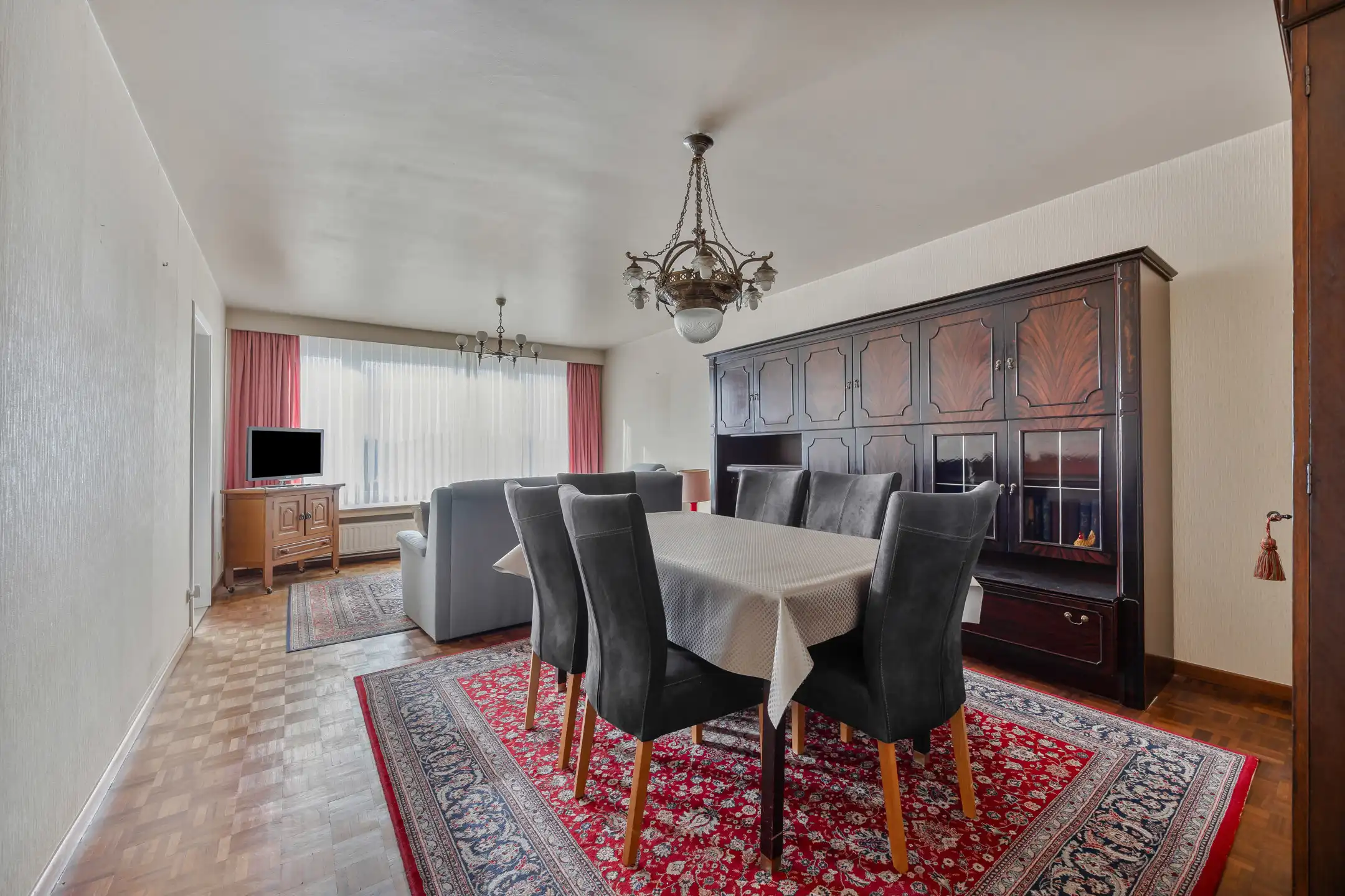 Appartement met 2 slaapkamers en terras op goede locatie foto 4