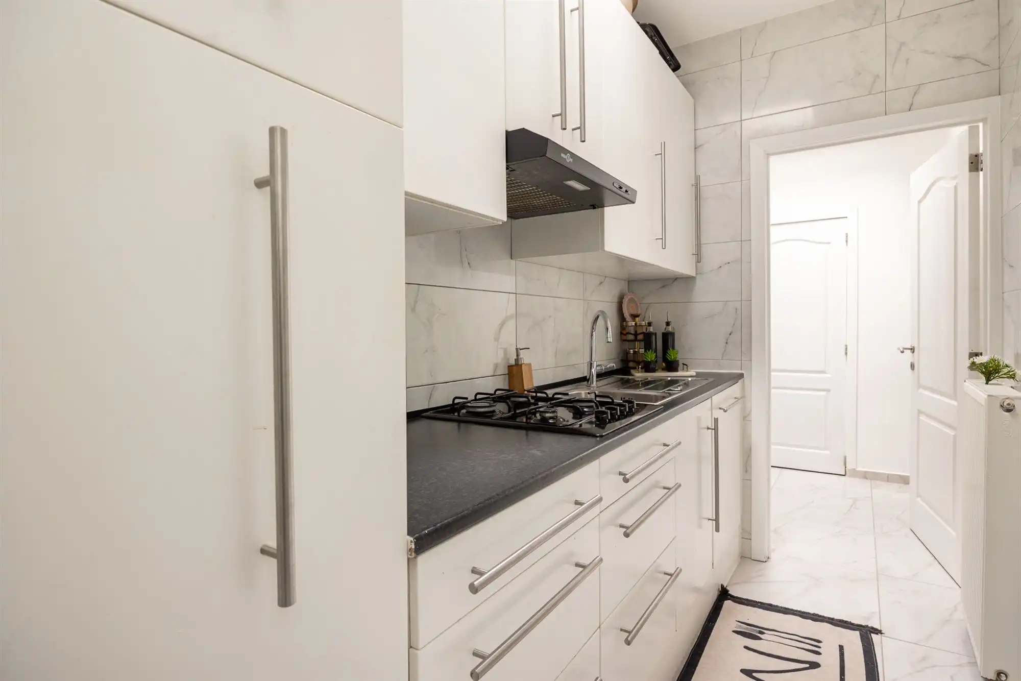 Gerenoveerde woning met drie slaapkamers en terras foto 4