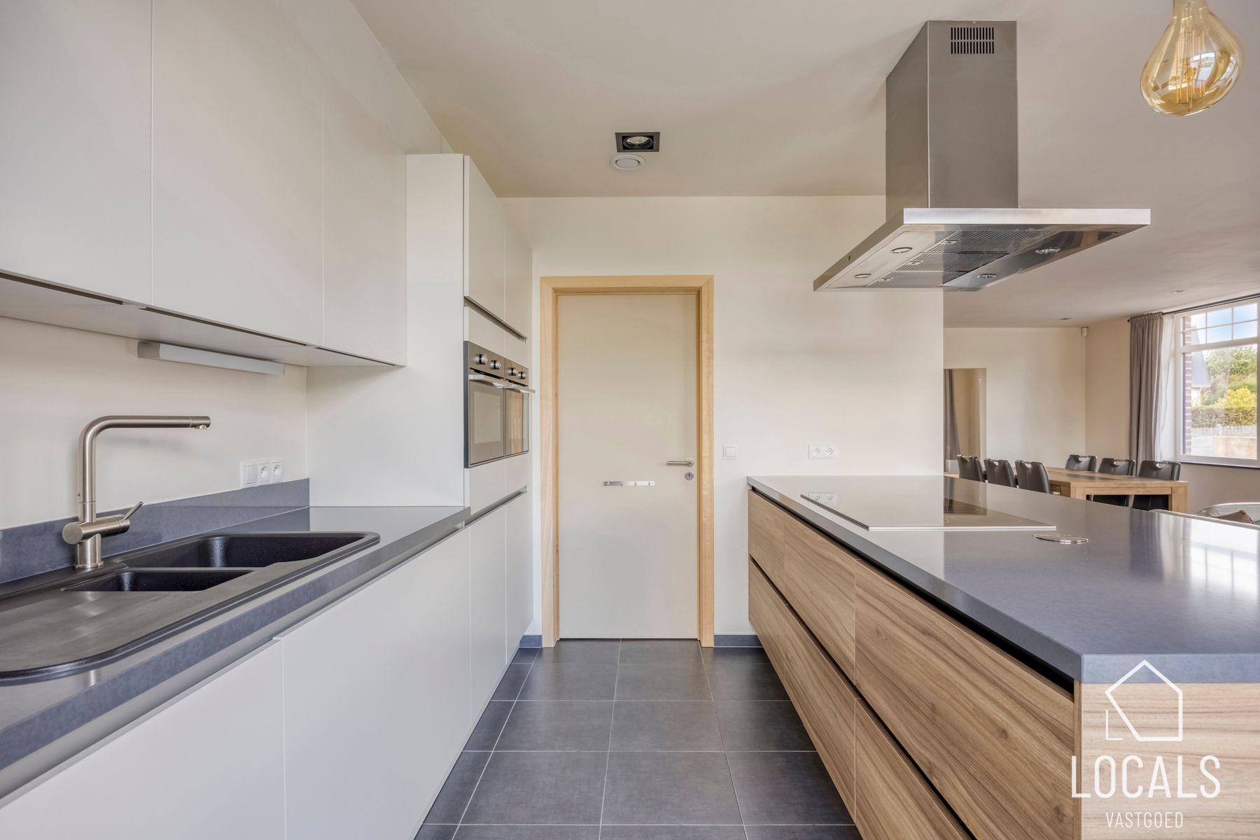 Recente woning (2018) met prachtige tuin en ruime garage foto 13