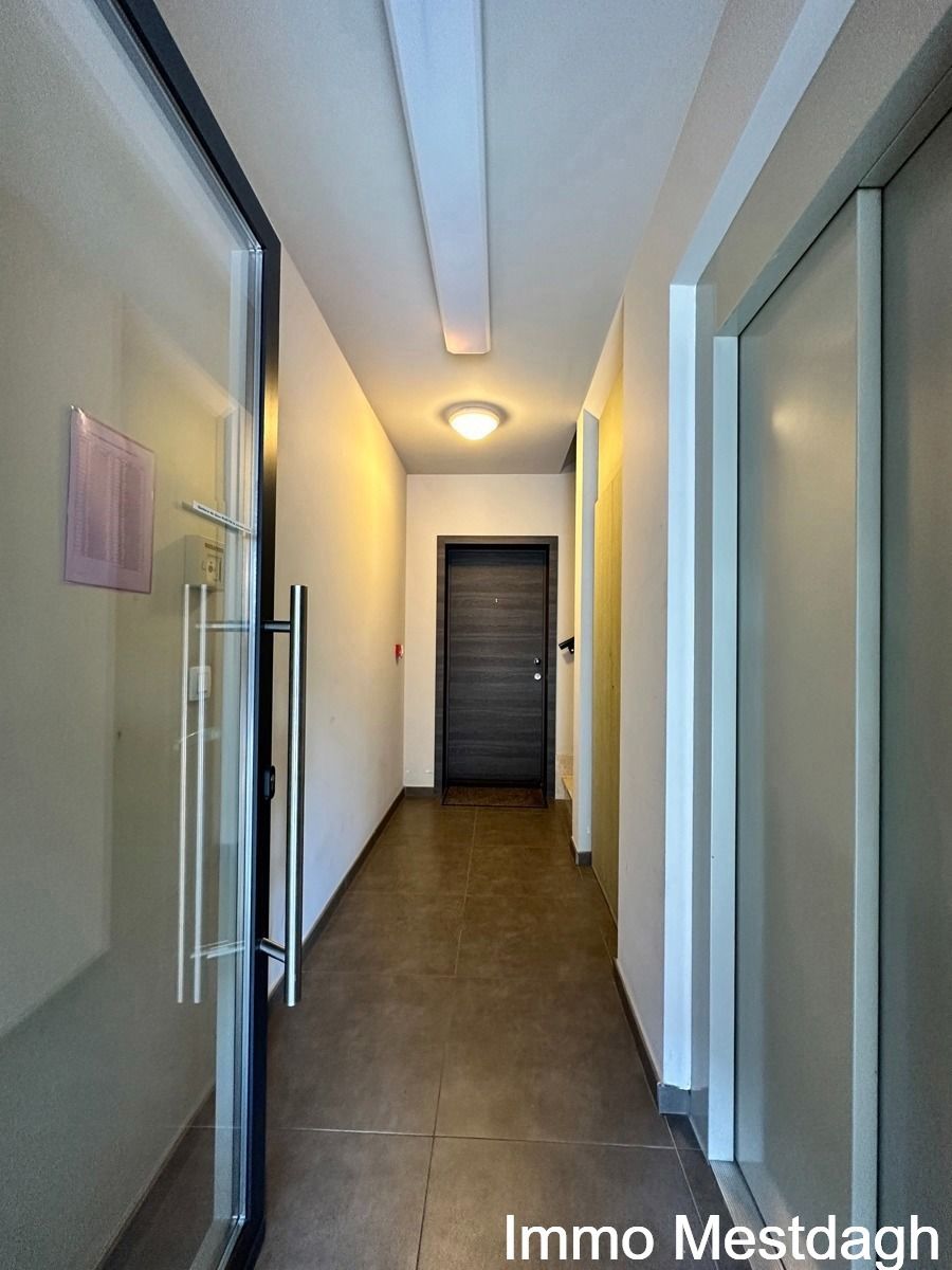 Ruim gelijkvloers appartement met tuin en autostaanplaats. foto 4