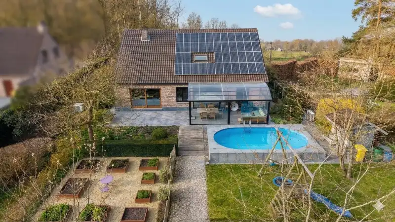 Ruime villa van 302m² op 36 are met zwembad en volledige onderkeldering foto 2