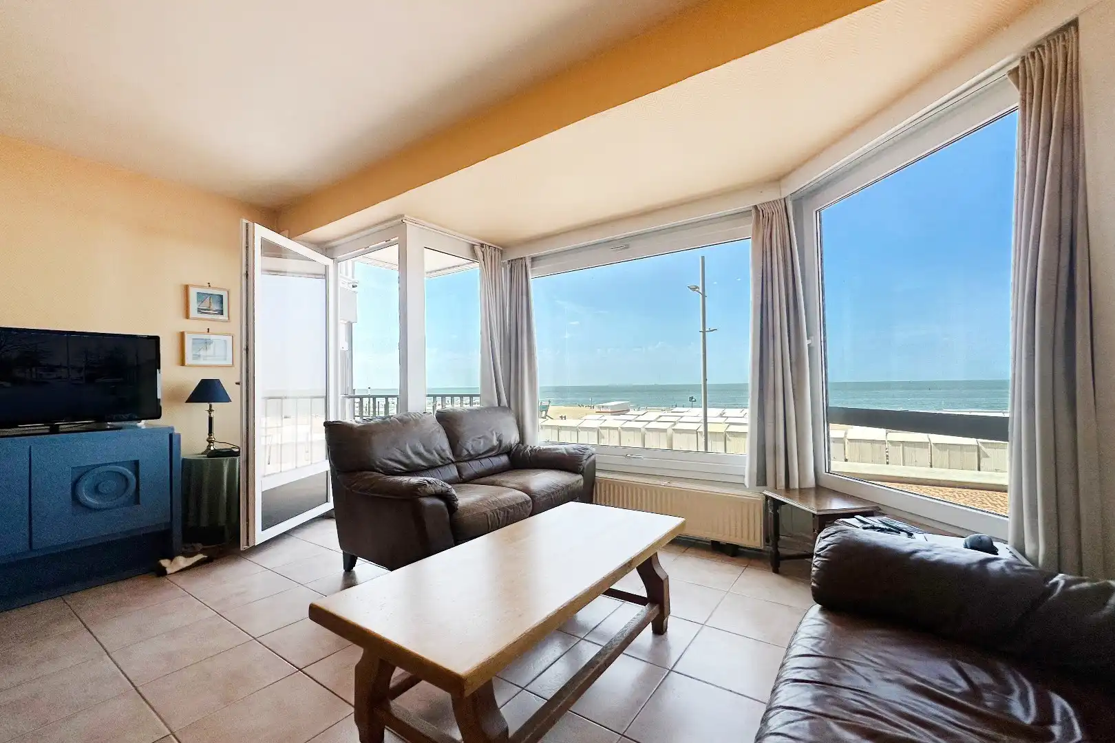 Exclusief Triplex Appartement op de Zeedijk van Wenduine – Luxe, Comfort en Zeezicht! foto 4