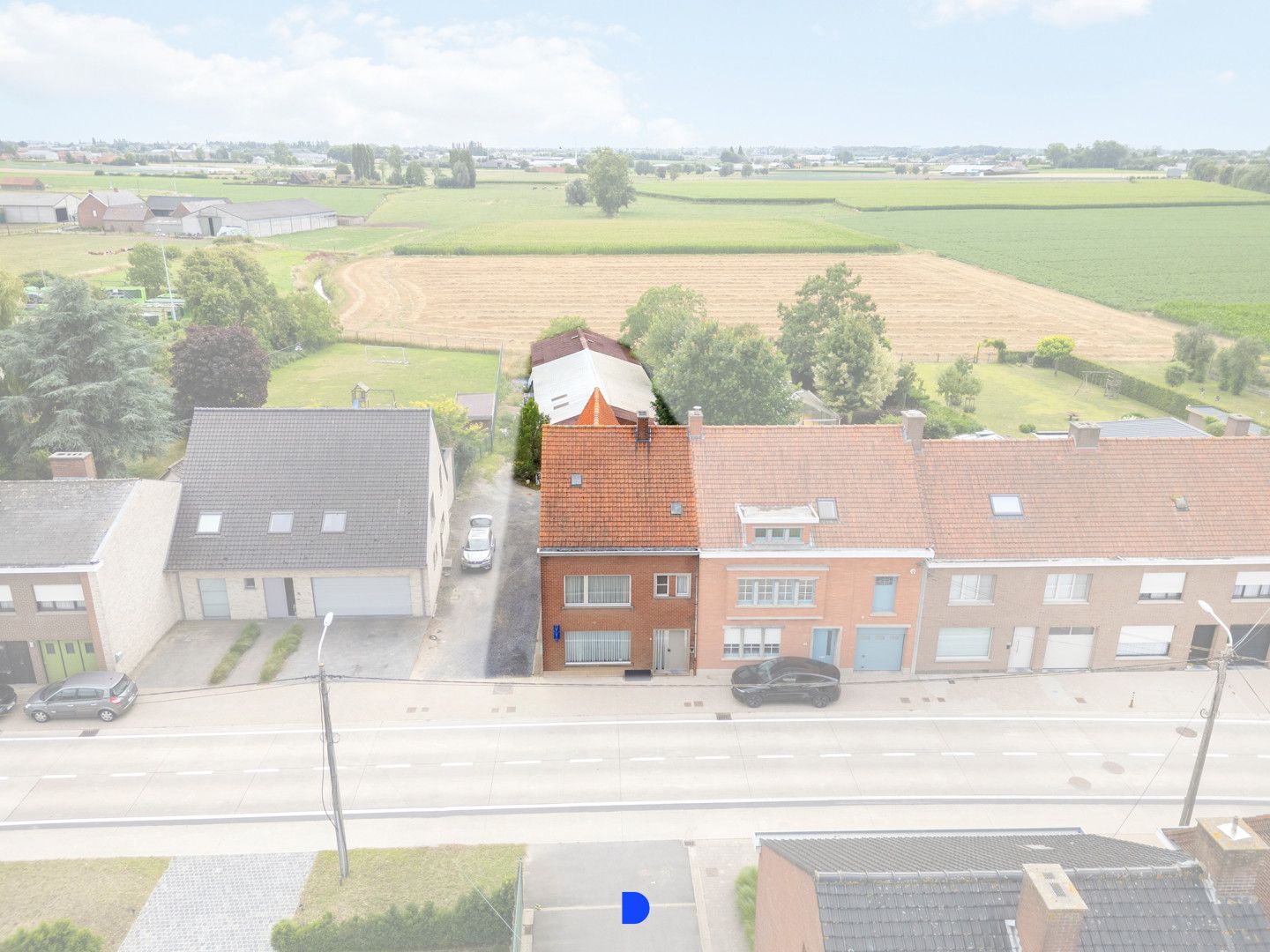Half open woning met stalling/loods. foto 2