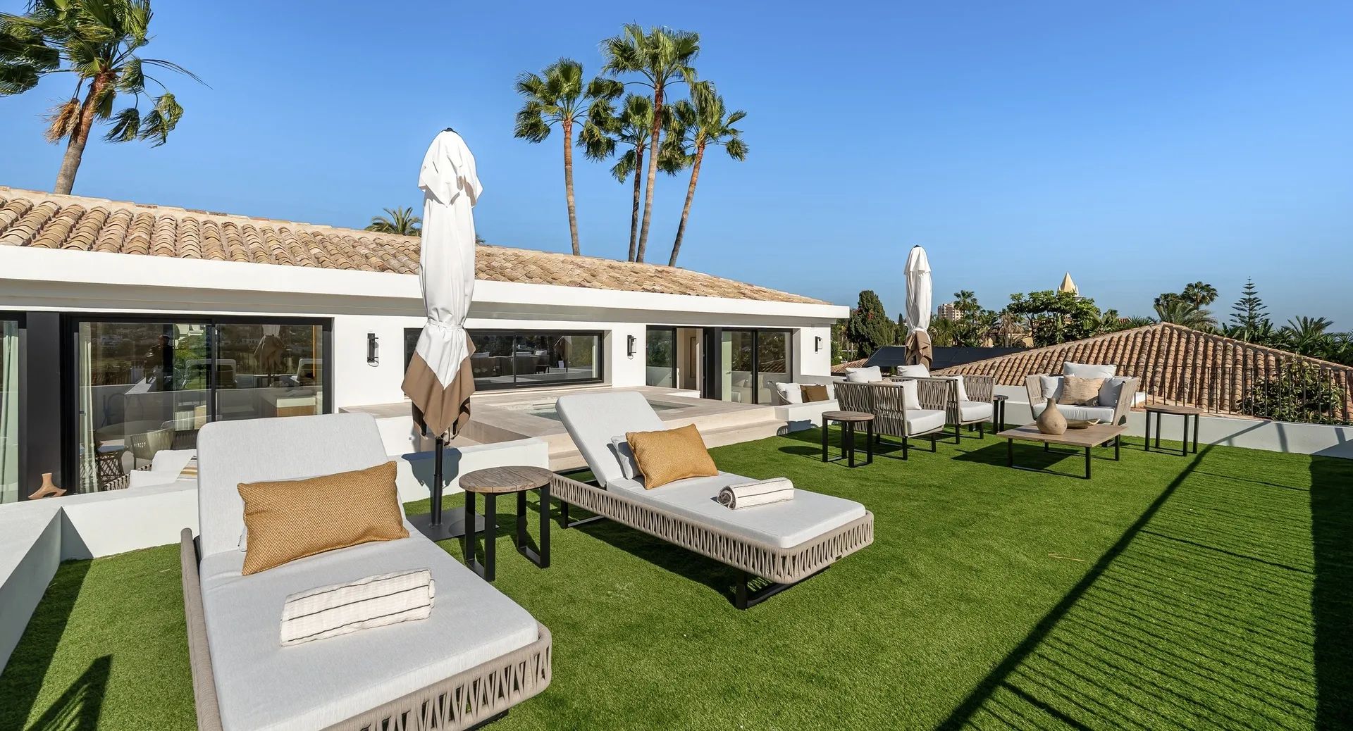 Pure perfectie in Nueva Andalucía: unieke villa met hoogwaardige afwerking foto 37