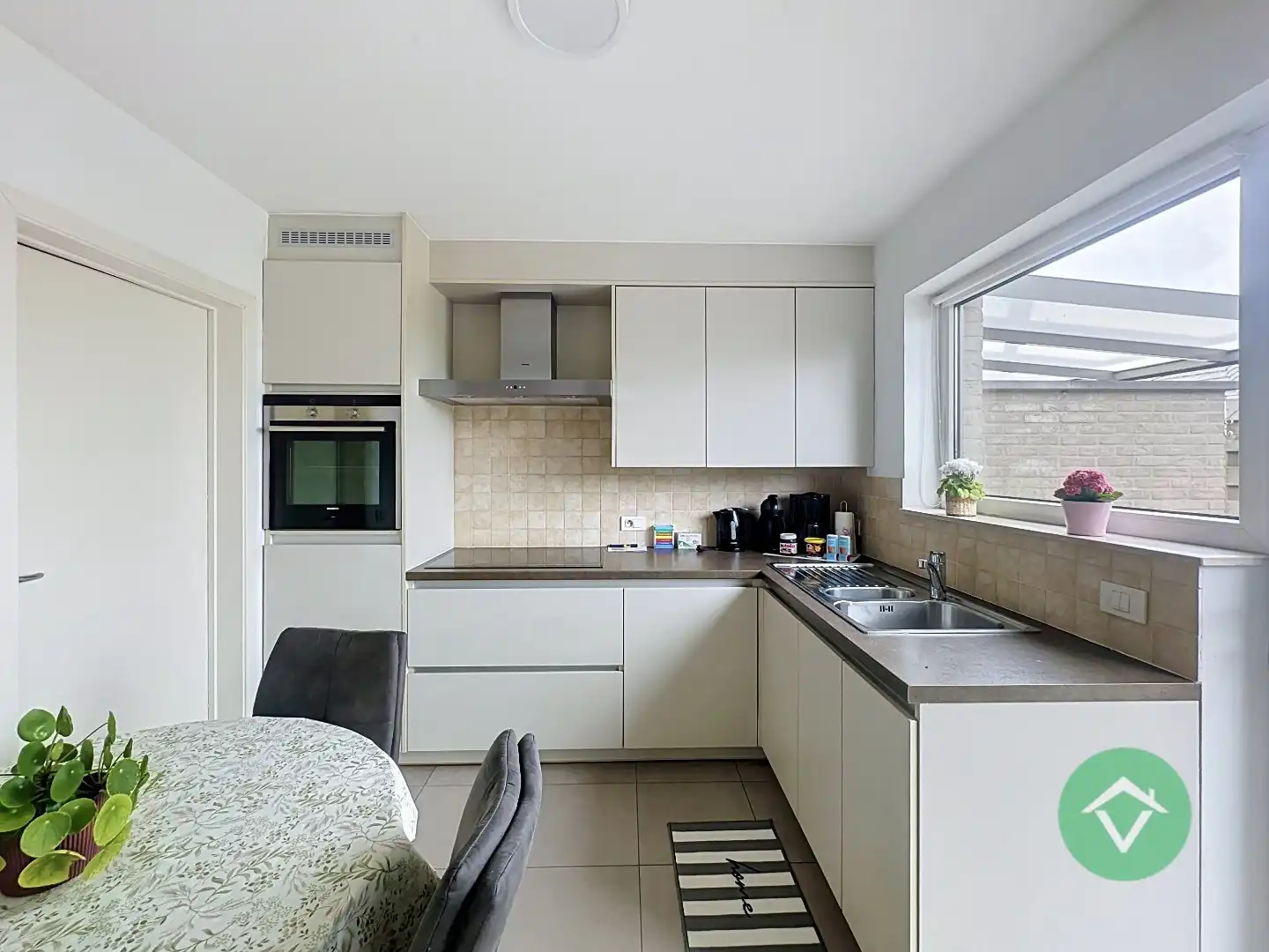 Recente gezinswoning met 3 slaapkamers, garage en landelijk uitzicht te huur in Eernegem foto 6