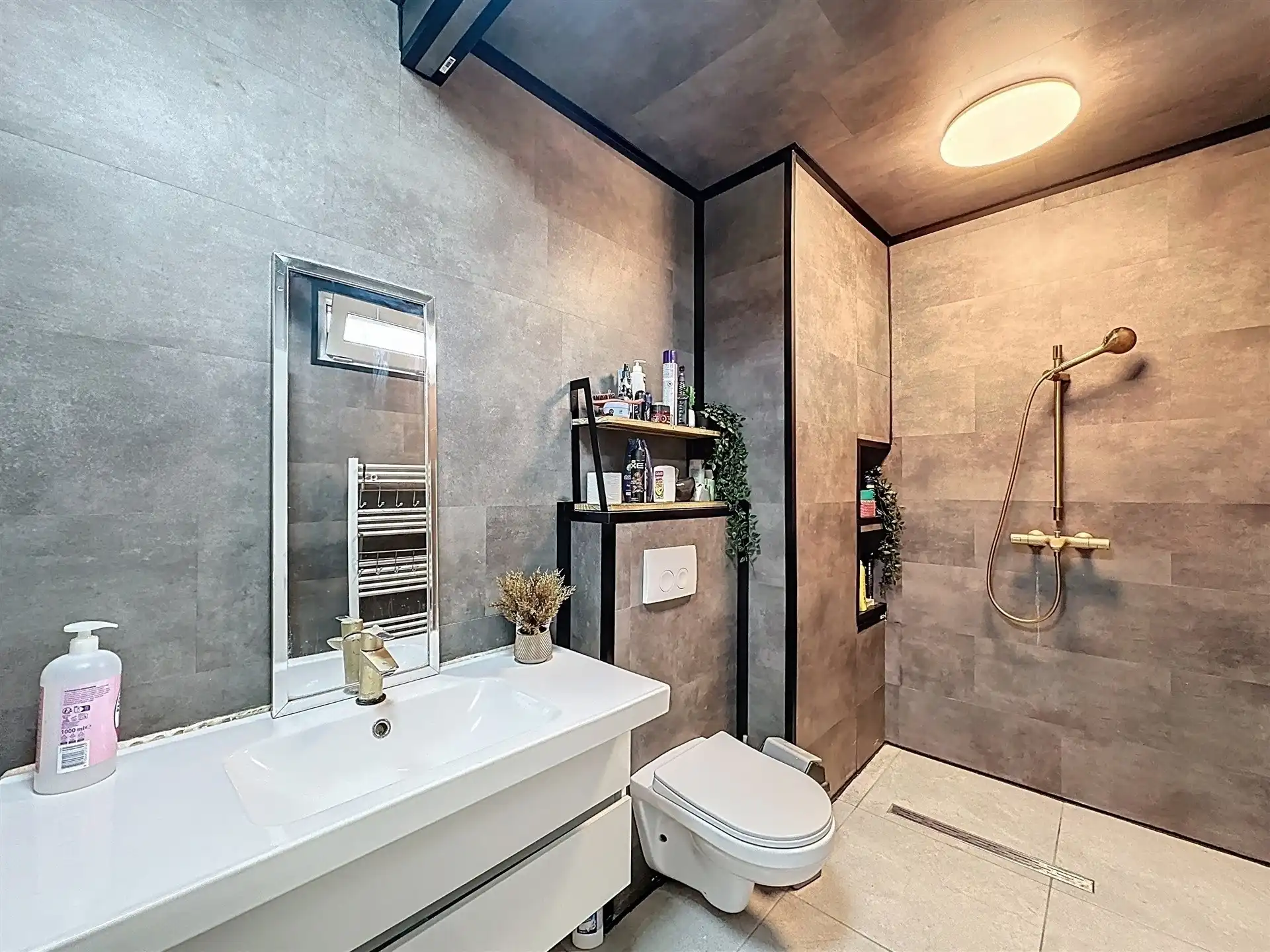 Ruime gezinswoning met 4 slaapkamers en 3 badkamers op perceel van 646m²! foto 8