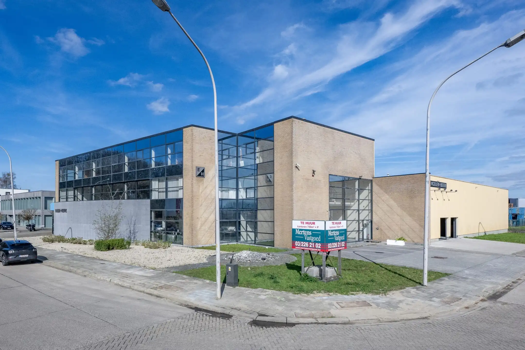 TE KOOP Bedrijfsgebouw te Wilrijk foto {{pictureIndex}}