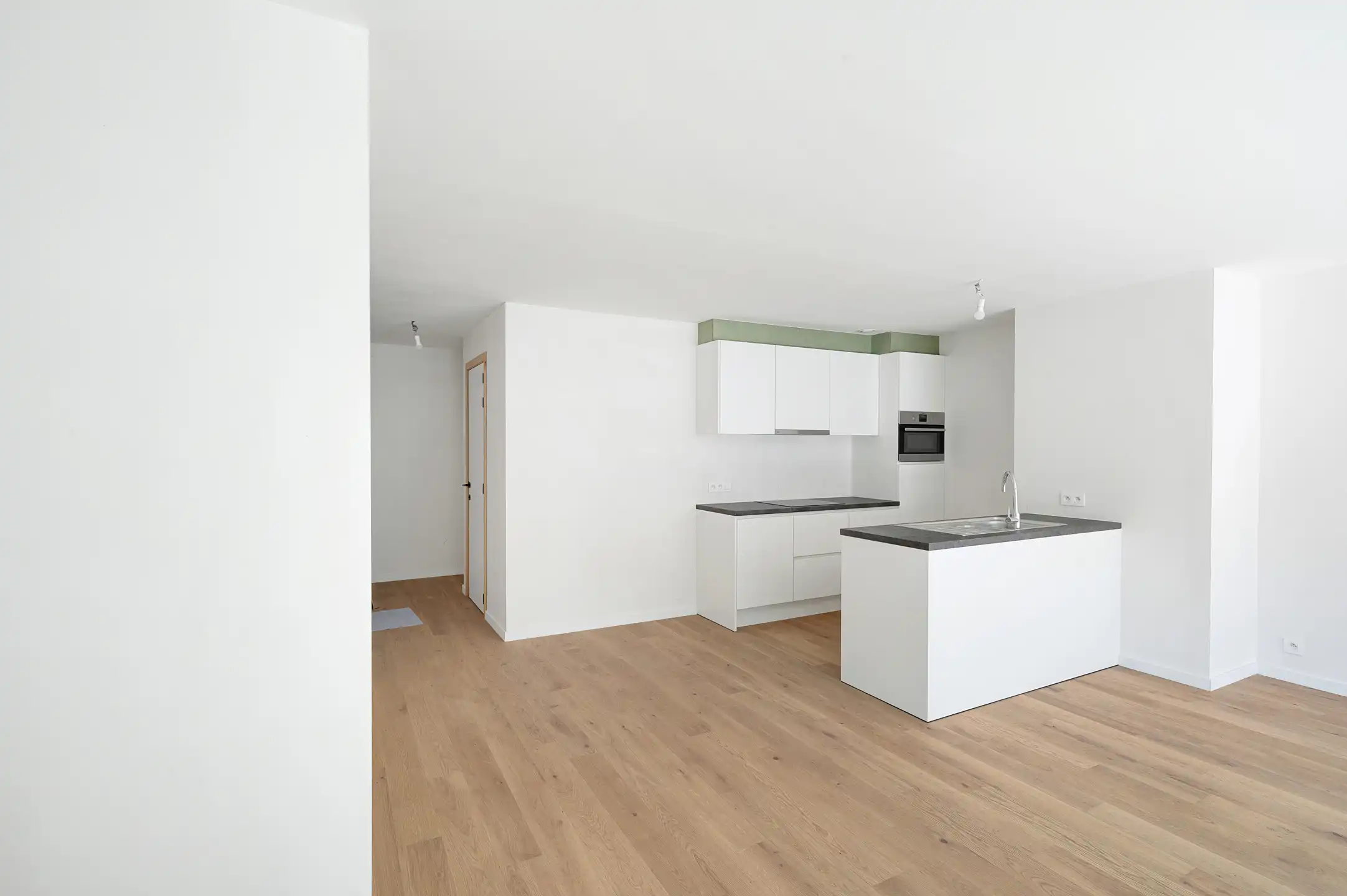 Nieuwbouwappartement op een toplocatie met een ruim terras. foto 6