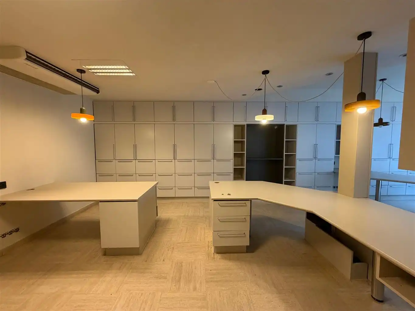 Instapklare kantoorruimte of praktijkruimte. Reeds voorzien van burelen en verlichtingsarmaturen vlakbij de Markt en de Hepperpoort. foto 4