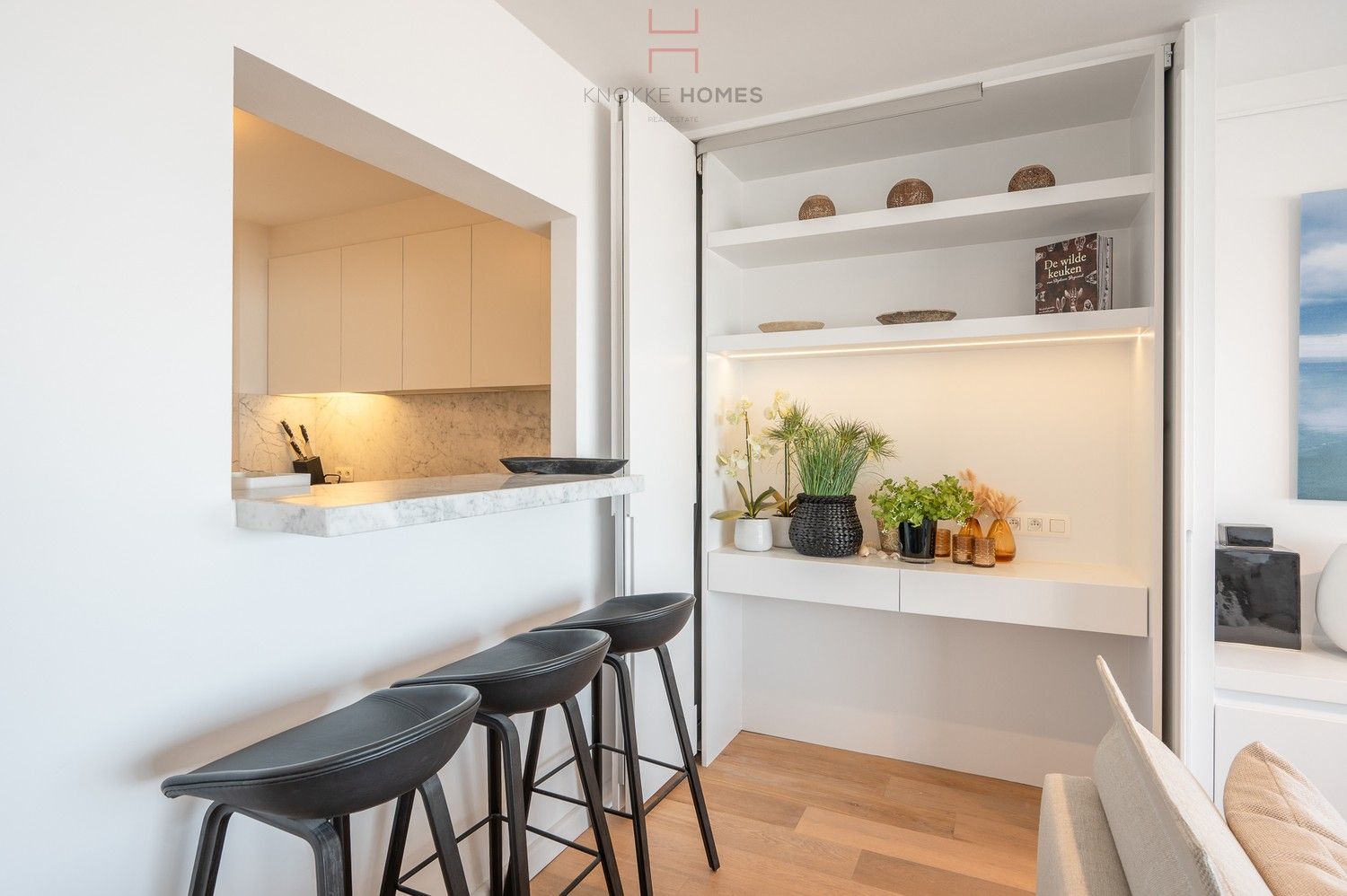 Instapklaar gerenoveerd 3 slaapkamer-appartement met een prachtig en breed frontaal zeezicht. foto 4