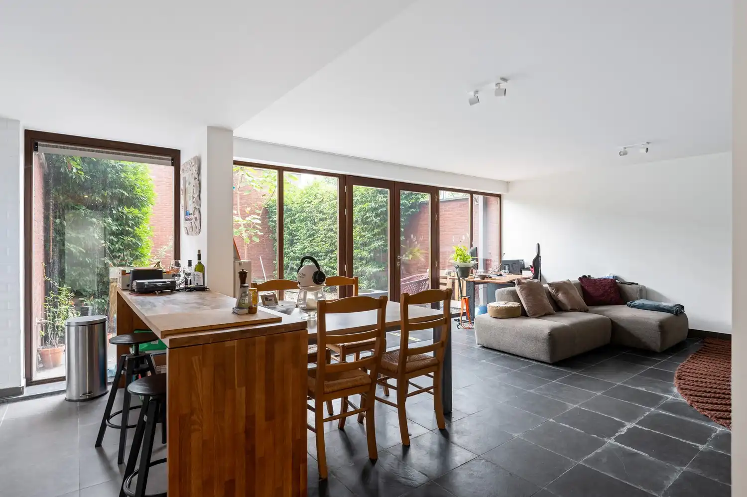 Gelijkvloers 2-slaapkamerappartement met tuin en garagebox foto 2