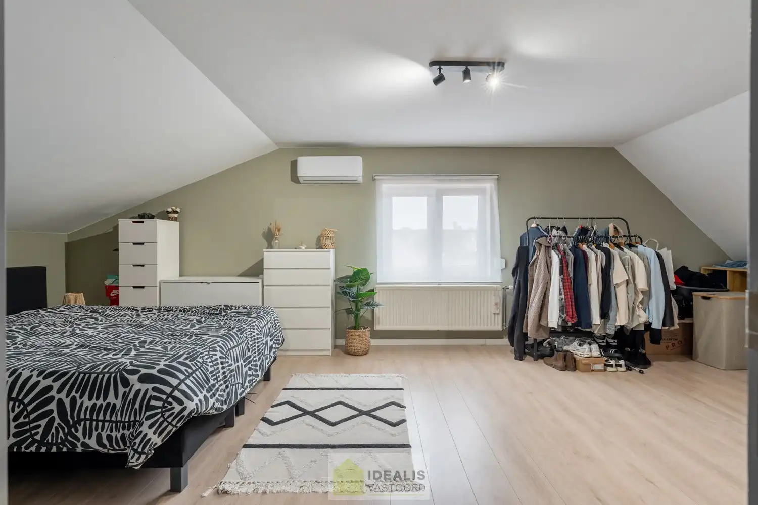 IDEALIS VASTGOED – ZEER RUIME EENGEZINSWONING MET EEN KNAPPE LEEFRUIMTE MET AANSLUITEND OPEN MODERNE KEUKEN, MOMENTEEL 3 SLAAPKAMERS MAAR MOGELIJKHEID TOT 4 SLAAPKAMERS, 2 BADKAMERS, ONDERKELDERD EN VOLLEDIG AANGELEGD MET EEN KNAPPE TUIN EN HEERLIJK OVERDEKT TERRAS OP EEN PERCEEL VAN 5A 63CA! Deze ruime gezinswoning omvat +- 215m² netto bewoonbare oppervlakte met een aangename woonkamer bestaande uit zit-en eetgedeelte, een open moderne keuken, 3 slaapkamers maar mogelijkheid tot 4 slaapkamers en 2 badkamers. Een unieke kans voor kandidaten op zoek naar een ééngezinswoning voorzien van alle faciliteiten en comfort op een fijne locatie in een residentiële wijk tussen de centra van Oudsbergen, Bocholt, Bree en Peer! De huidige eigenaars hebben de woning in 2023 grondig gerenoveerd en o.a. voorzien van vloerverwarming, een warmtepompboiler en 2 lucht-luchtsystemen om te koelen en warmen!! foto 18