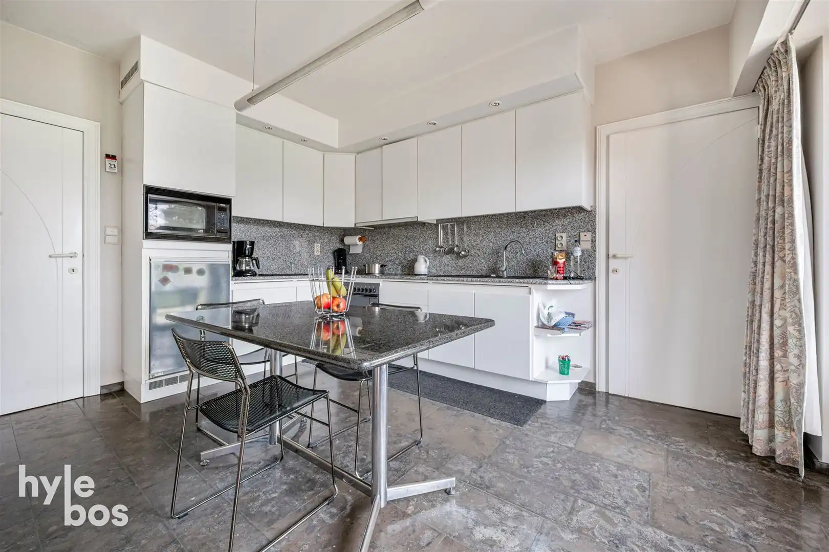 Ruime open bebouwing met 4 slaapkamers, garage en tuin in zeer rustige ligging foto 10