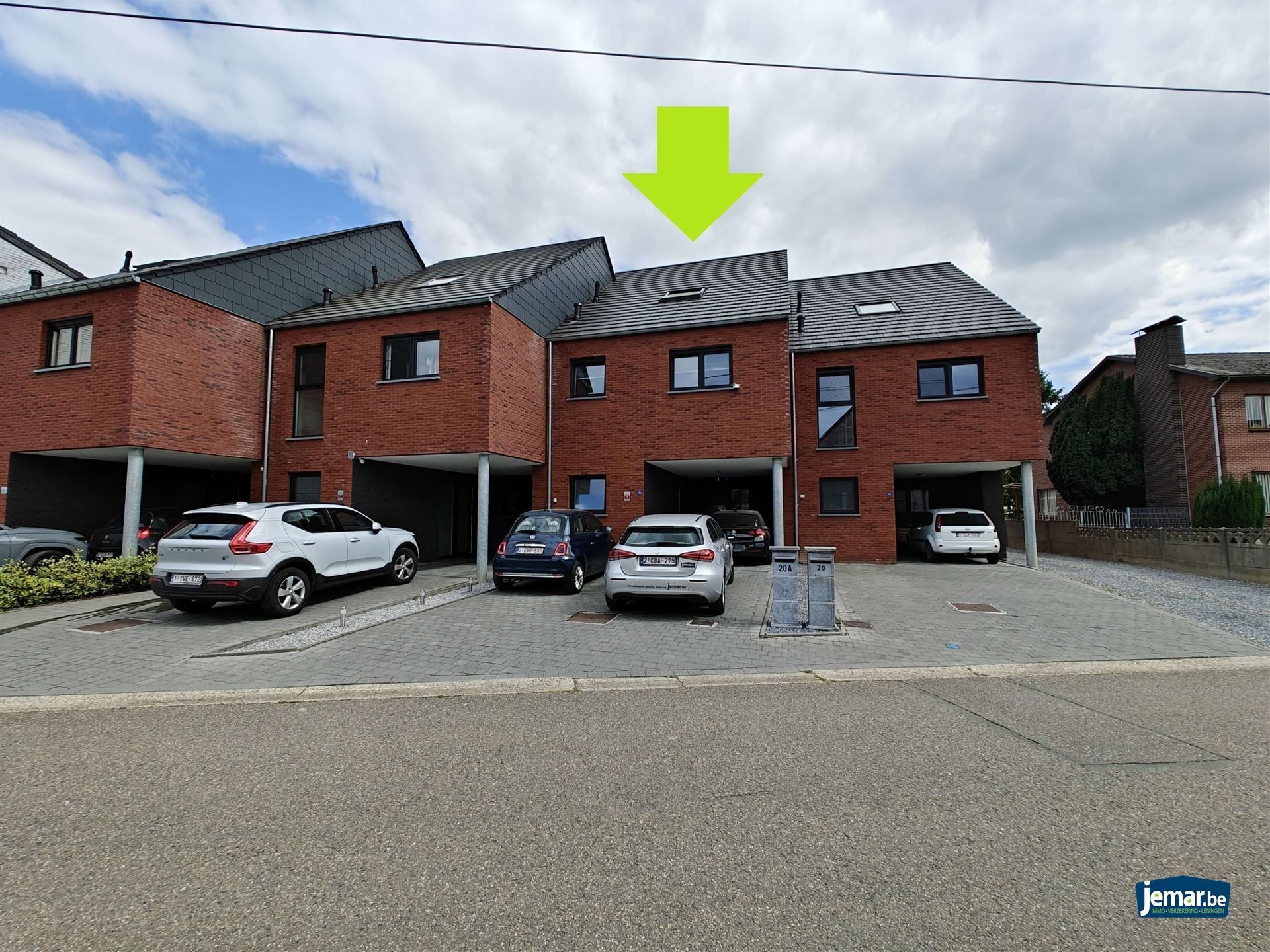 Woning met 5 slaapkamers, 2 badkamers en een grote garage foto {{pictureIndex}}