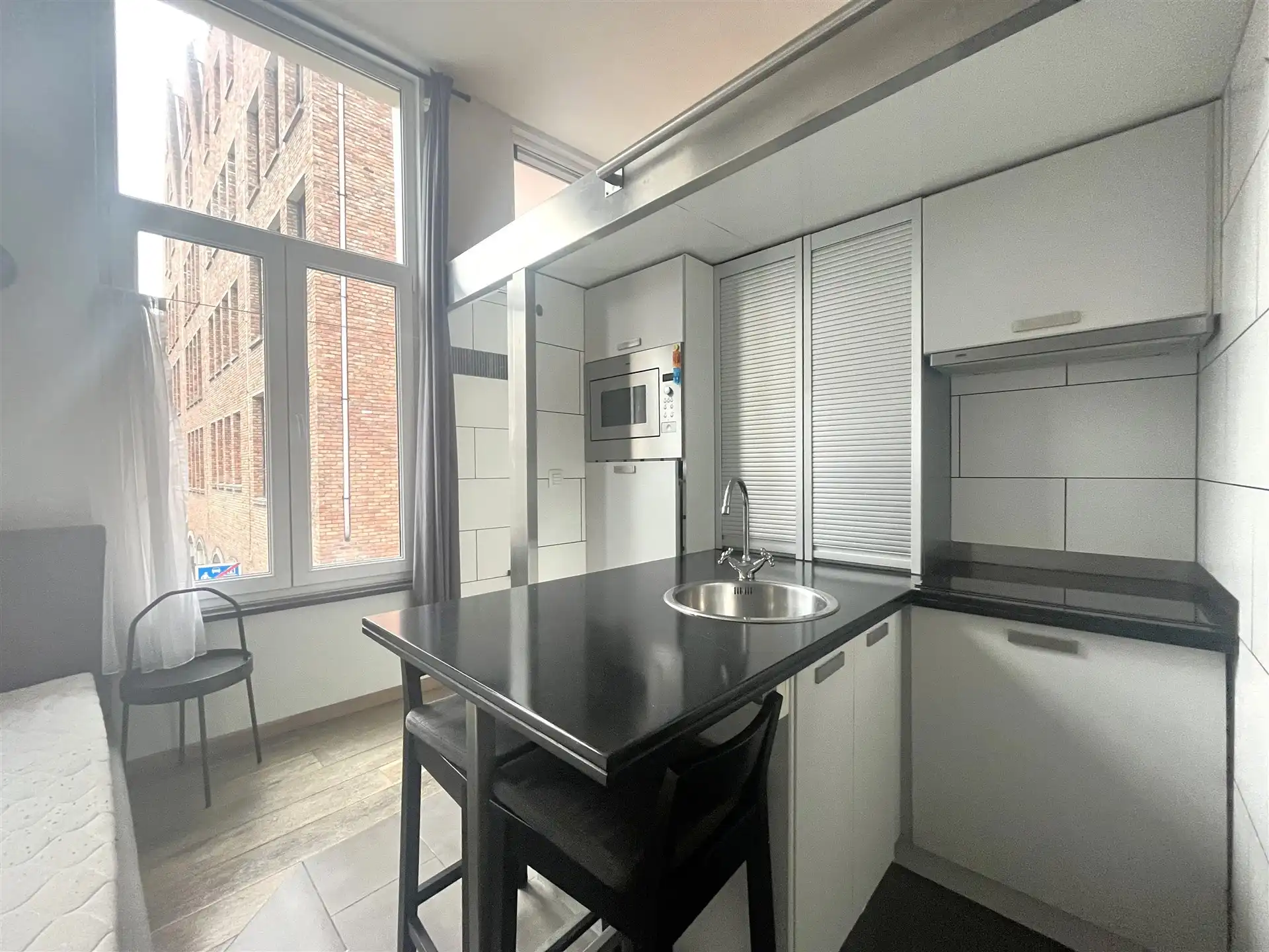 Gemeubelde studio met mezanine aan de Grote Markt! foto 3