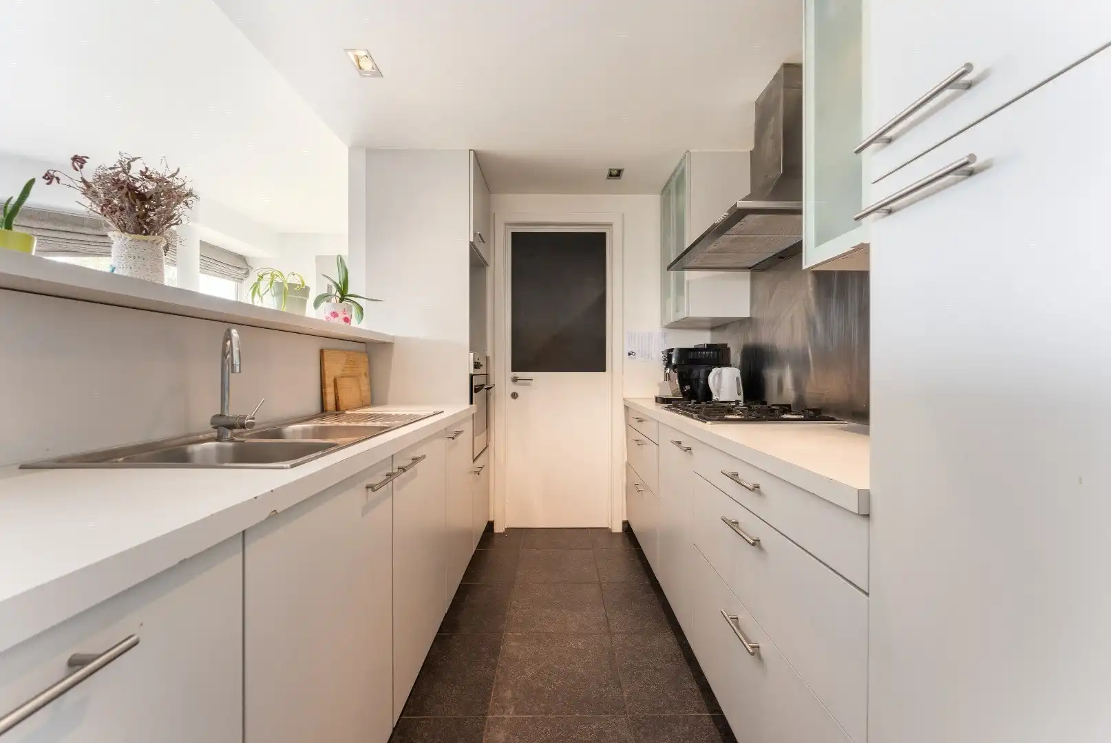 Ruim en licht 2 slaapkamerappartement nabij St-Pietersstation. foto 5