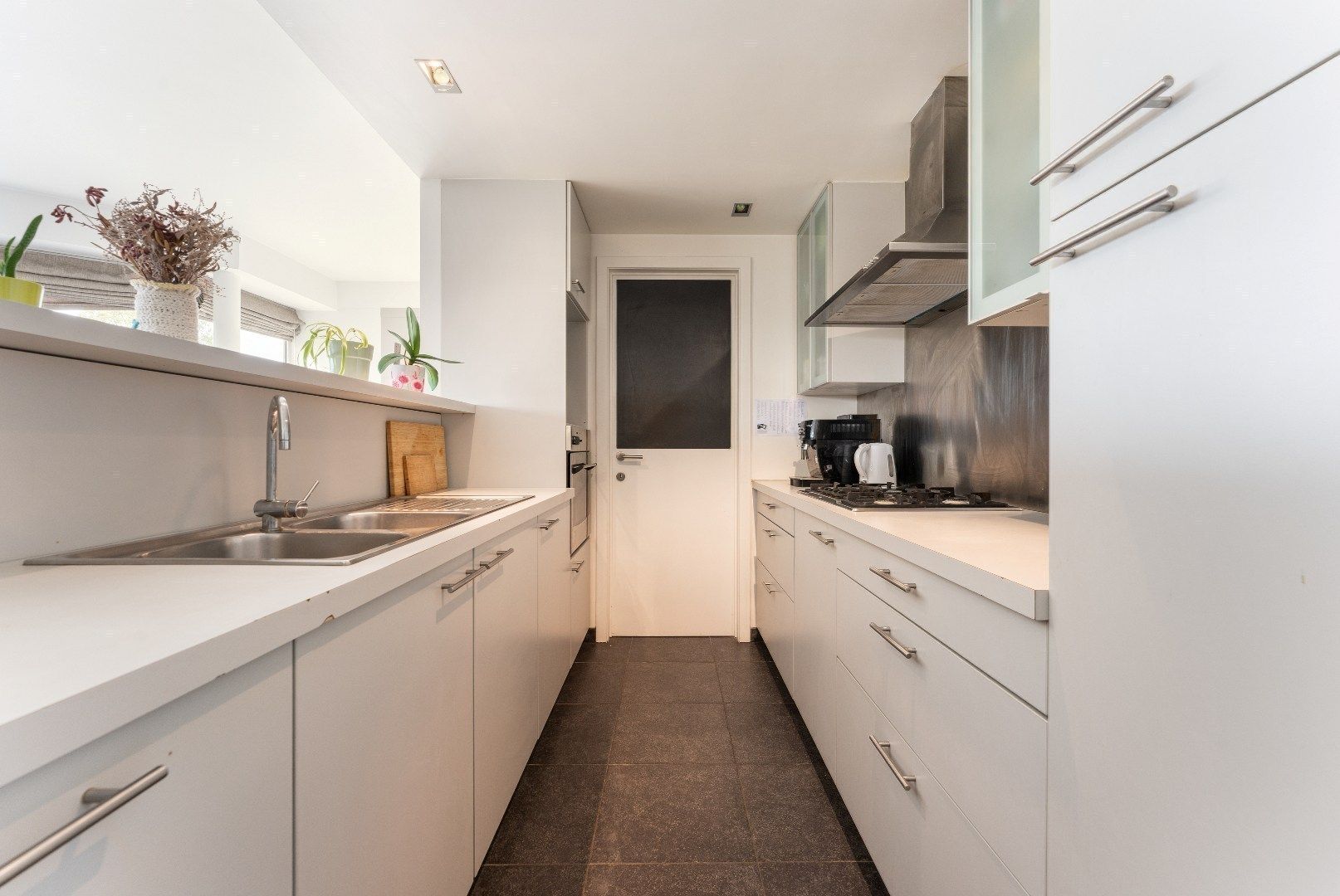 Ruim en licht 2 slaapkamerappartement nabij St-Pietersstation. foto 5