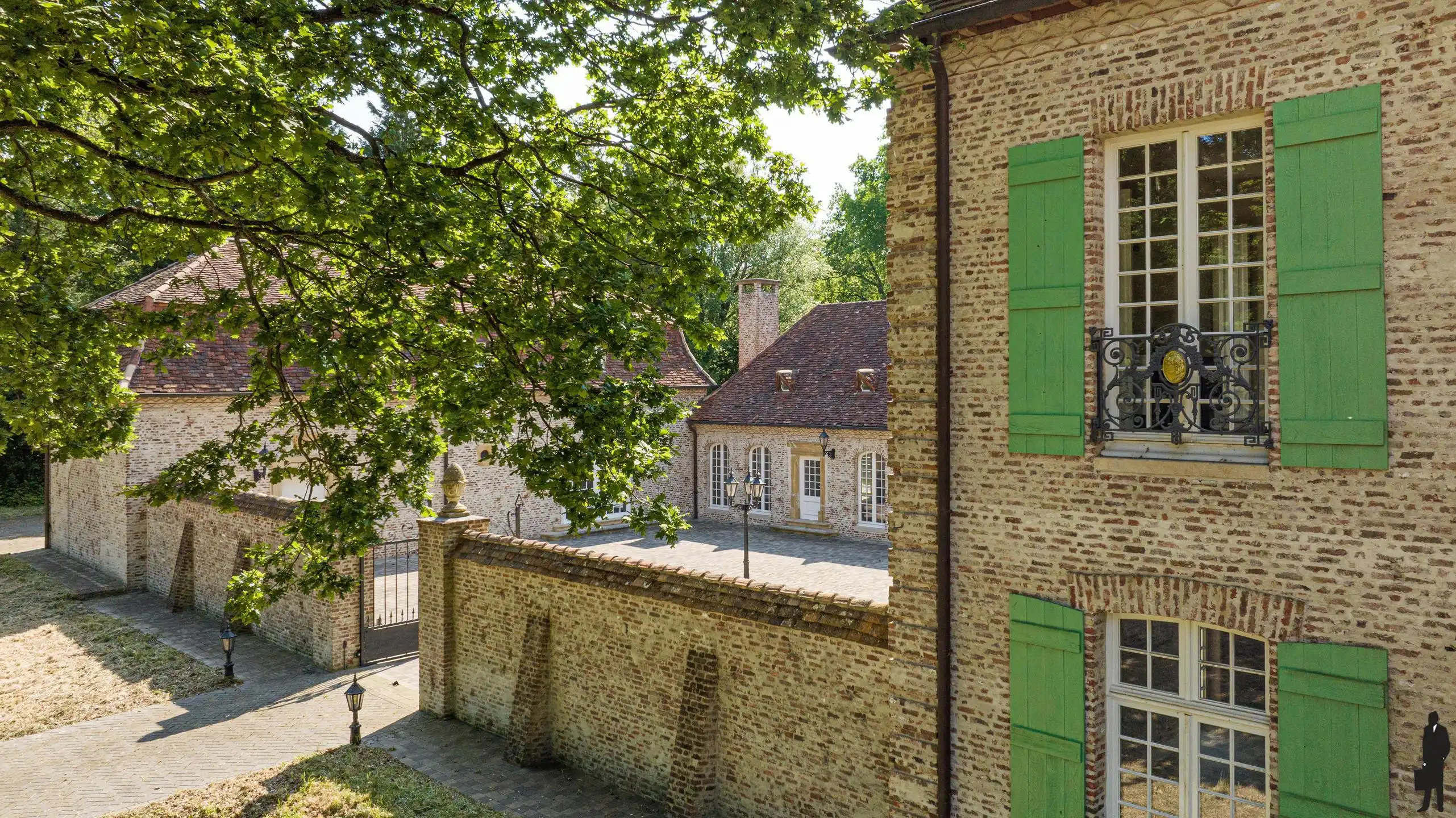 Uniek perceel met U-vorm woning, wellness én conciërgewoonst / zorgwonen en dit op ca. 2.8 hectare! foto 2