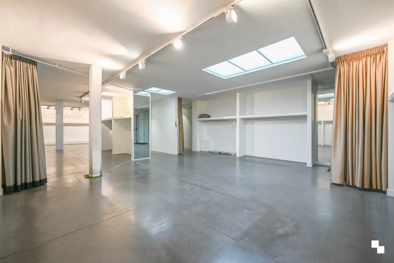 Handelszaak met ruime vitrine in centrum Waregem foto 14