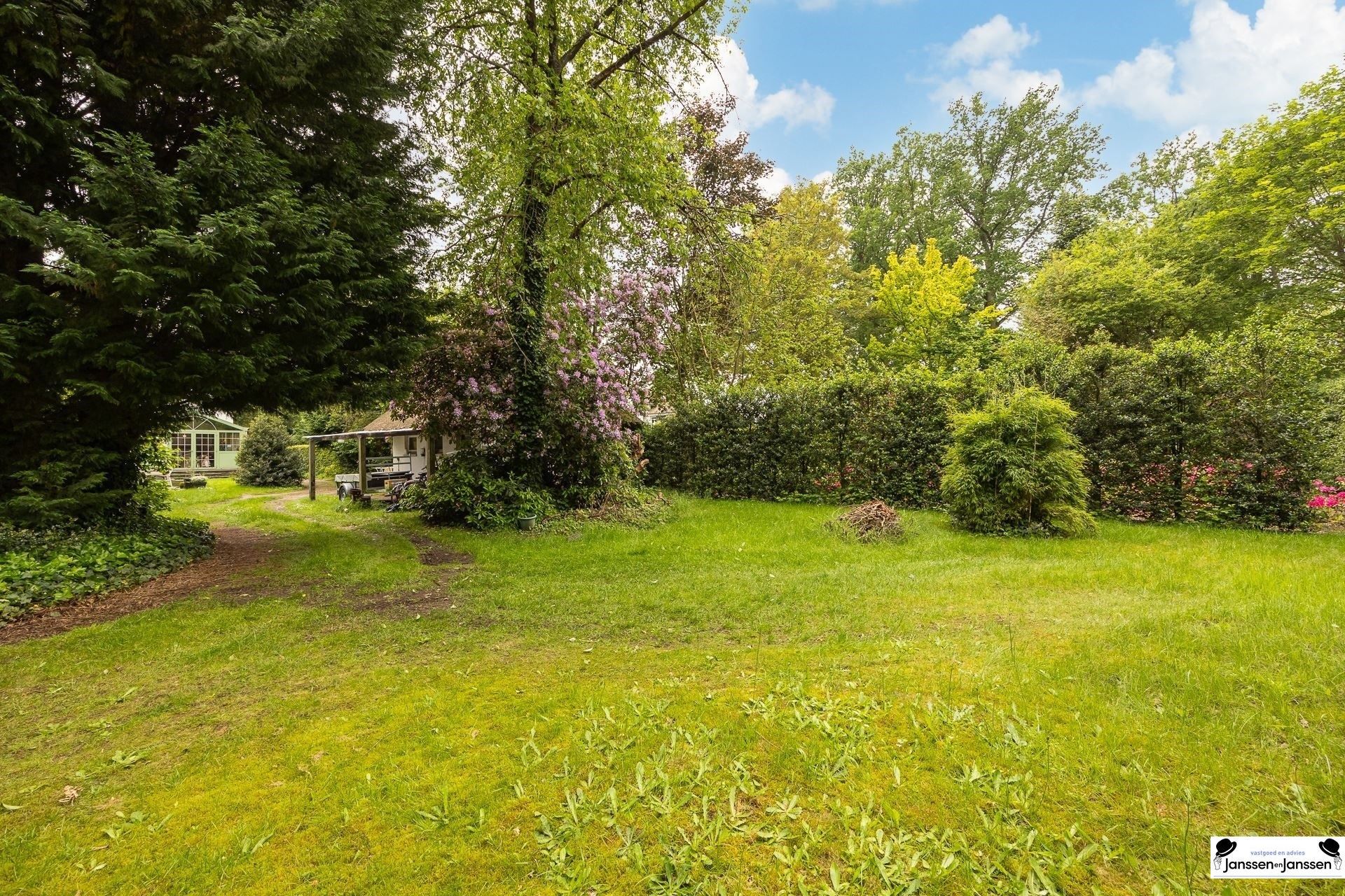 Klassieke, charmante vrijstaande villa, rustig gelegen in het geliefde Vriesdonk op ca. 1266m² foto 24