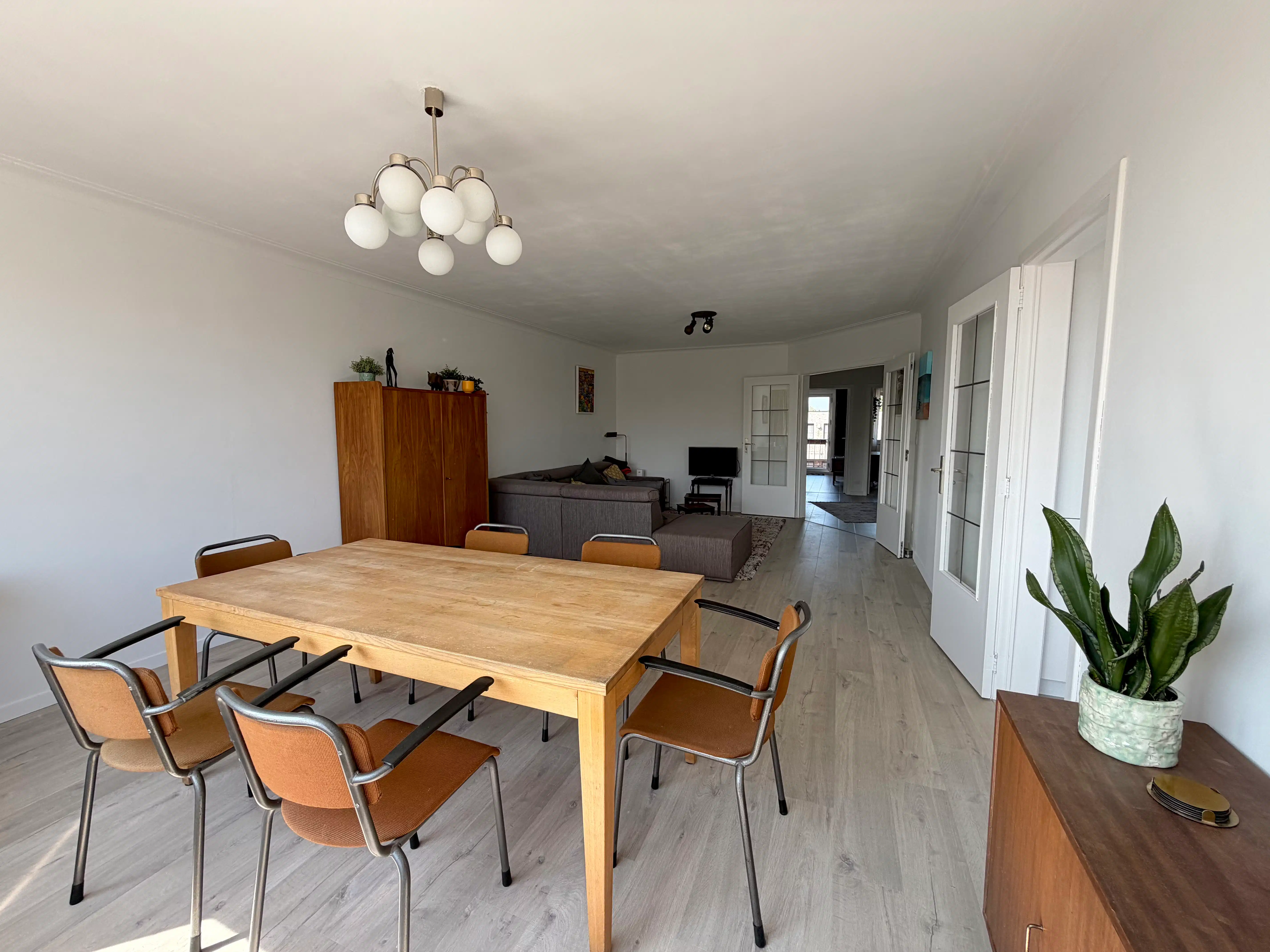 Ruim en gemeubeld 2-slpk app met terras en garagebox foto {{pictureIndex}}