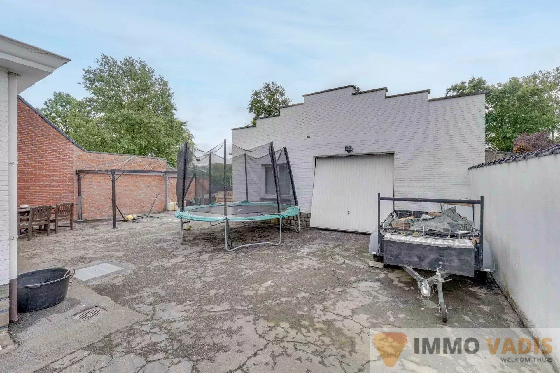 Ruime halfopen bebouwing op rustige locatie foto 24