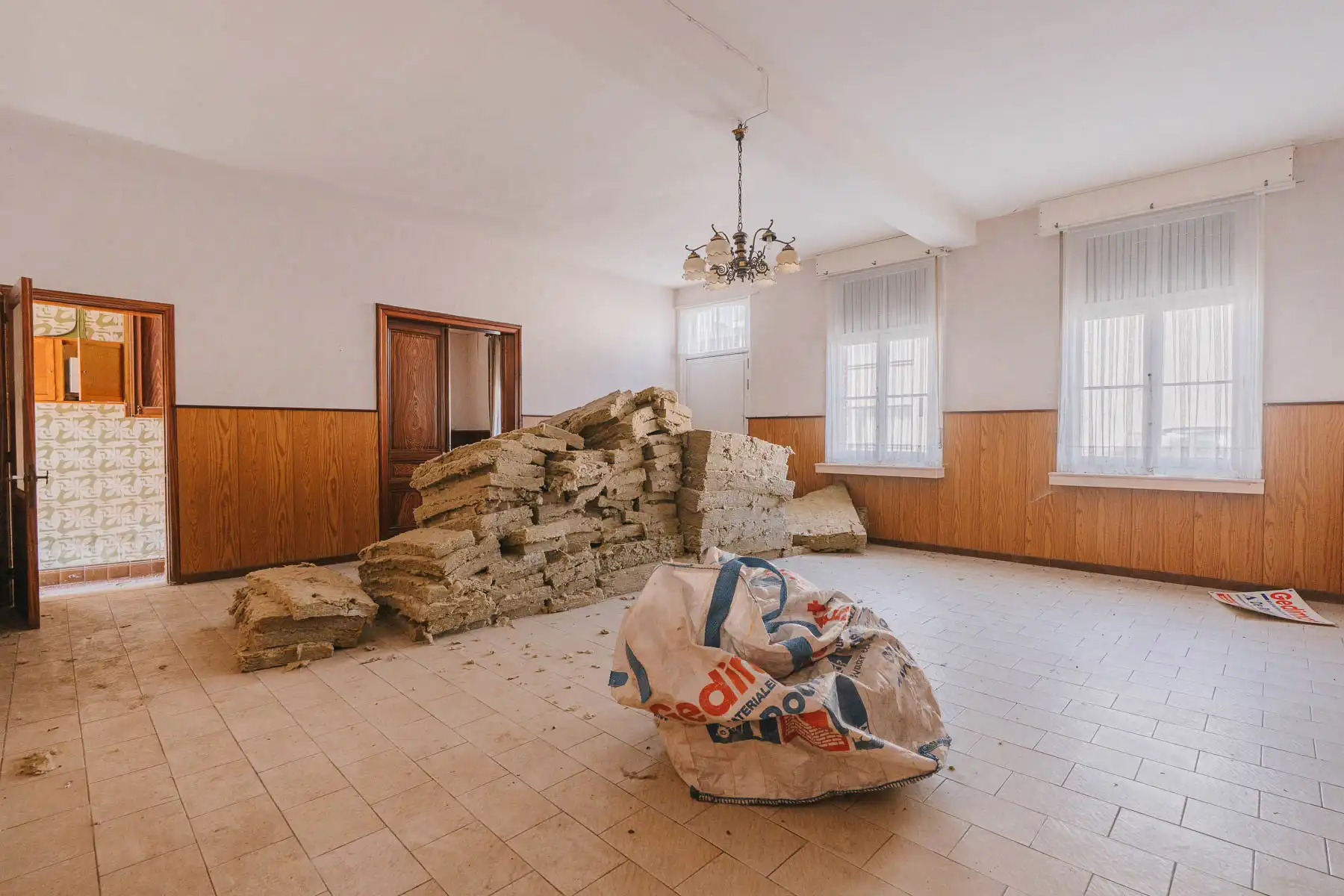 Karaktervolle, te renoveren woning met tal van mogelijkheden foto 8