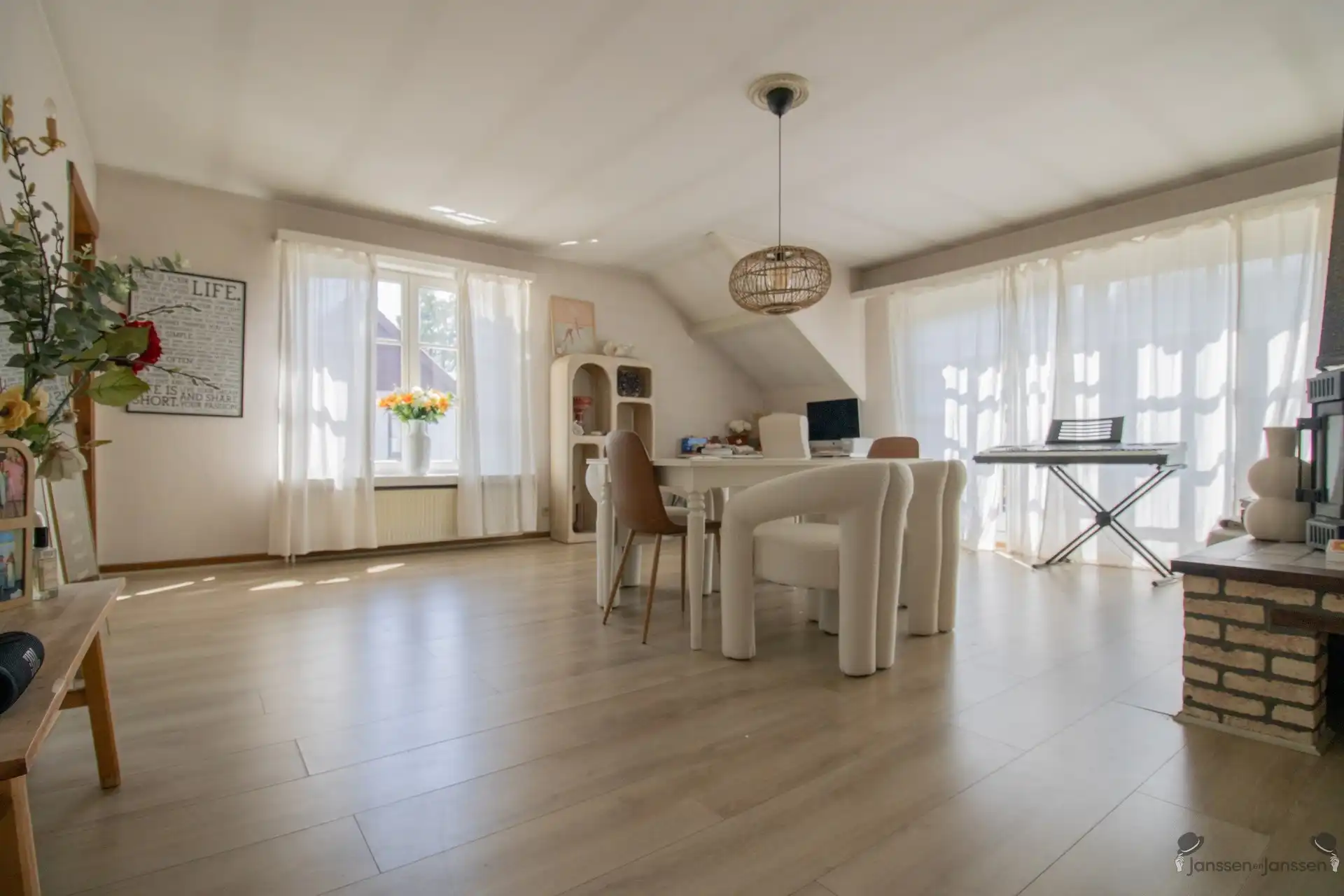 Ruime op te frissen villa met 2 keukens, 2 badkamers en min. 5 slaapkamers op 1.157 m² foto 14