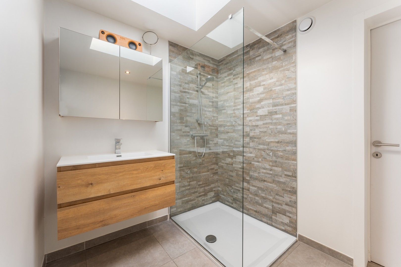 Instapklare woning met 2 slaapkamers op centrale ligging te Zwevezele! foto 8