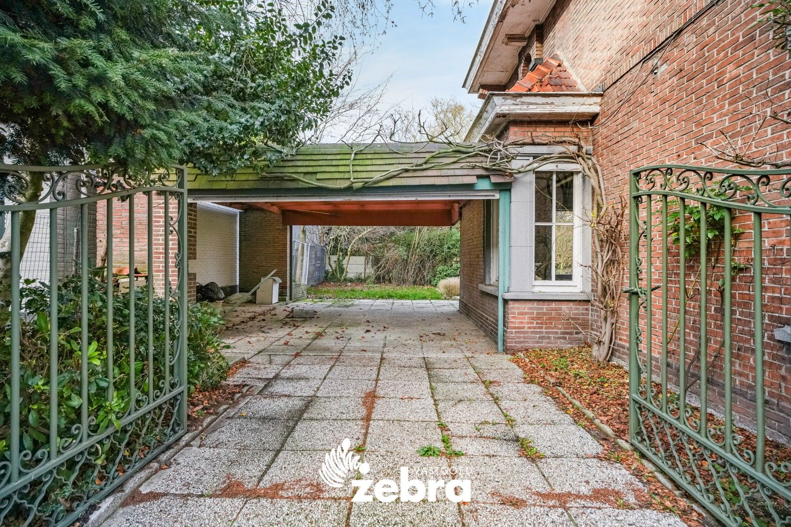 Statige woning met 4 slaapkamers en veel potentieel te centrum Tielt! foto 3