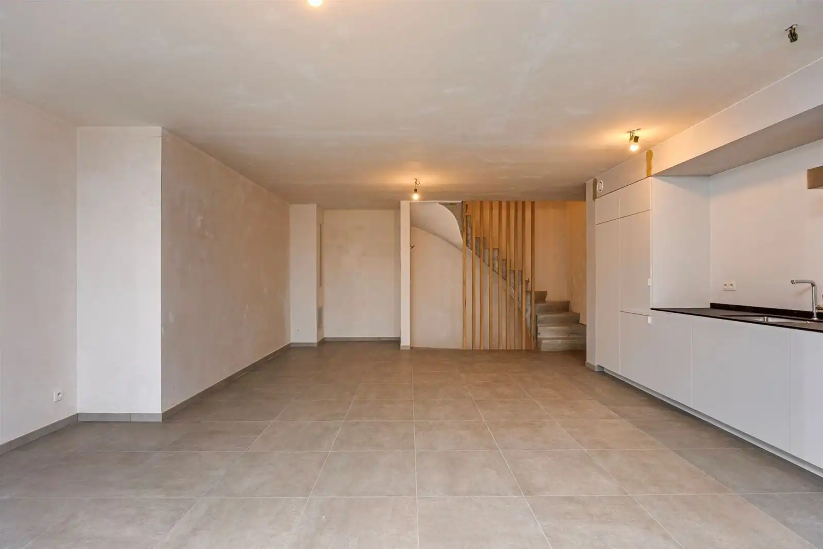 Nieuwbouwwoning met 2 slaapkamers, bureau, terras en staanplaatsen. foto 5