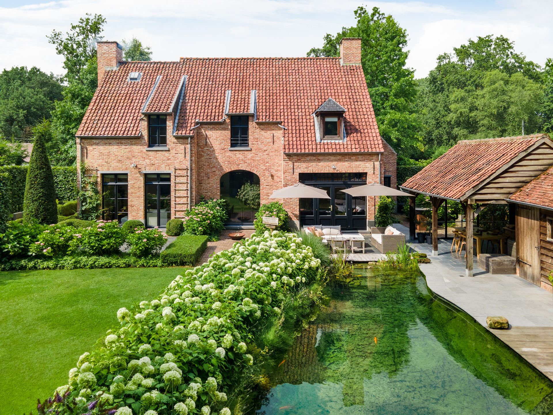 Recente villa met poolhouse en zwemvijver in Zoersel (Halle) foto 2