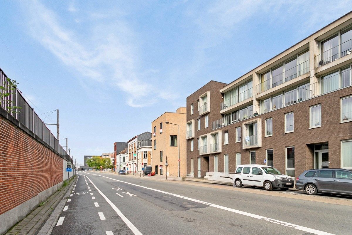Modern en instapklaar appartement met 2 slaapkamers in hartje Kortrijk foto 3