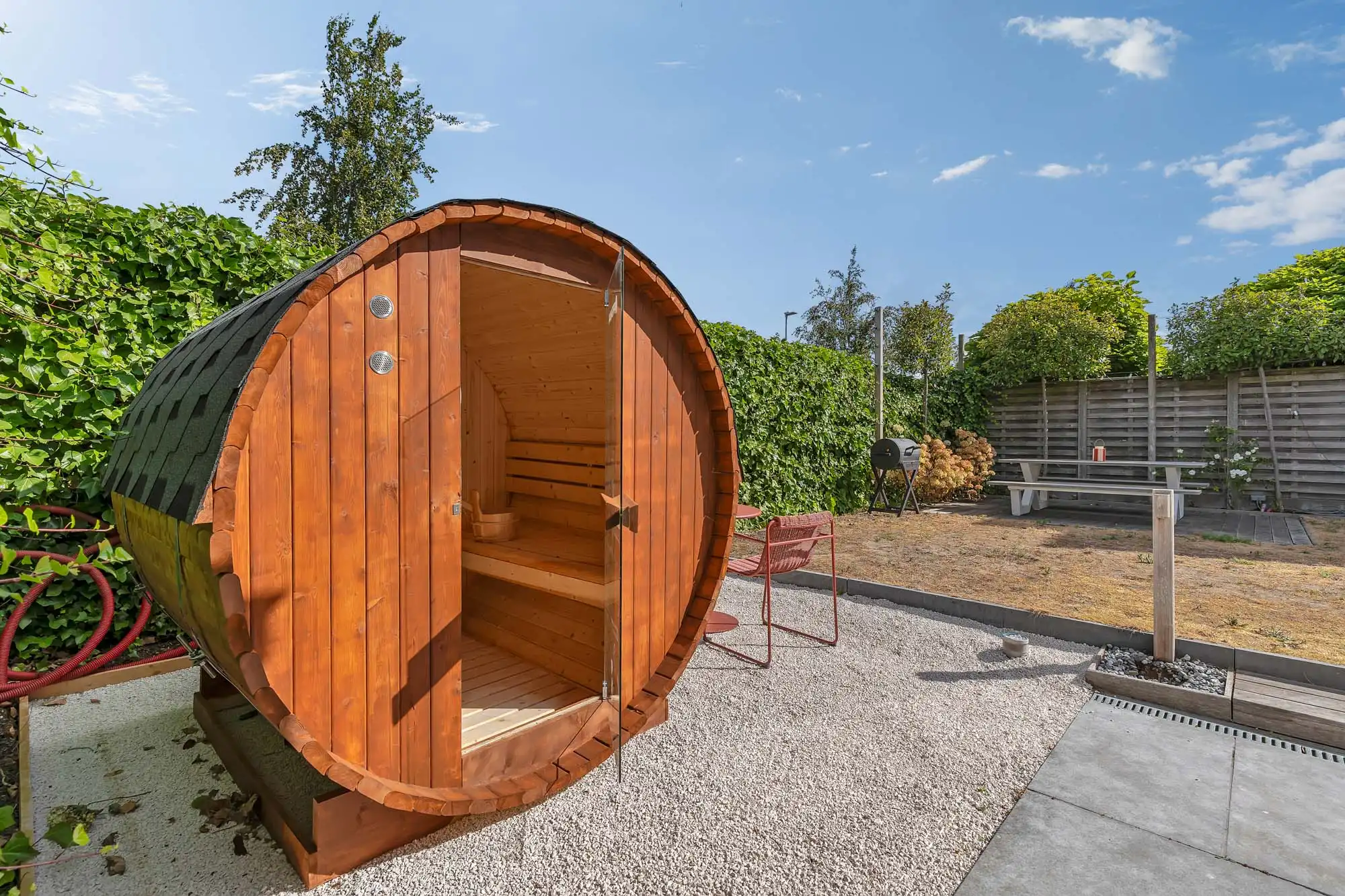 Woning met zwembad en zonnepanelen op toplocatie foto 30