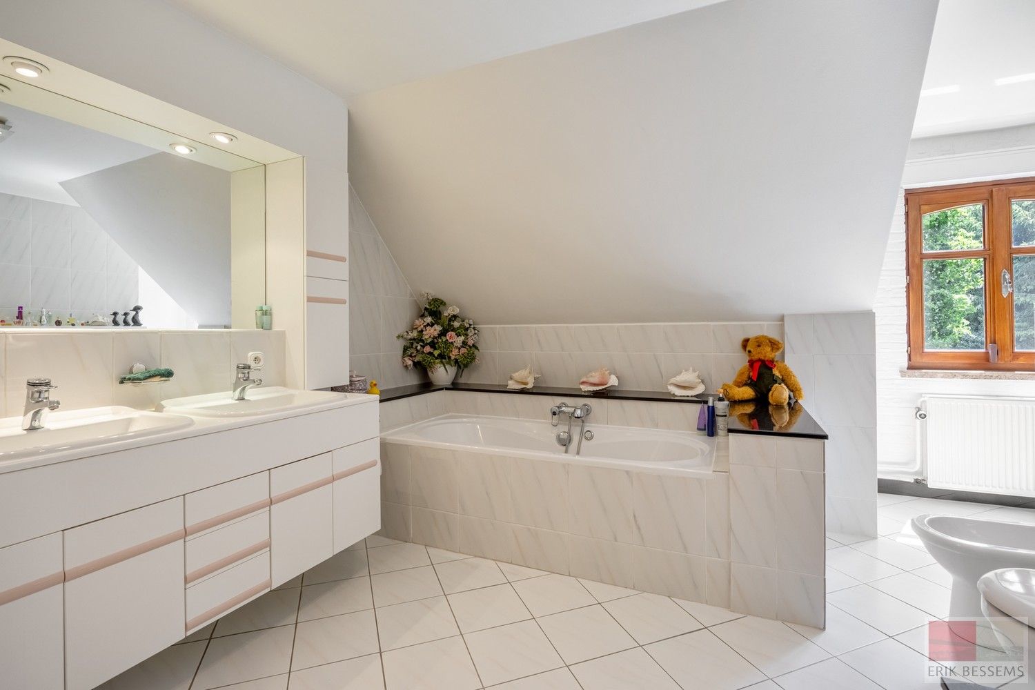 Ruime vrijstaande villa gebouwd in 1989, 365m² woonoppervlakte foto 15