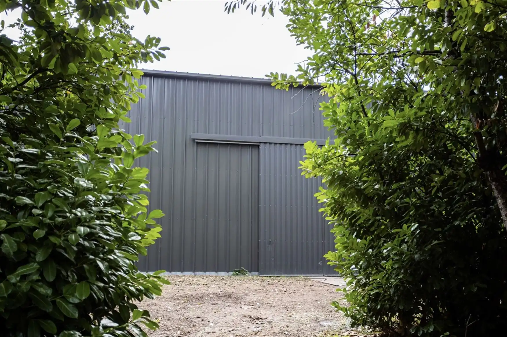 Loods van 240 m² in een groene oase van 5.236 m² foto 5