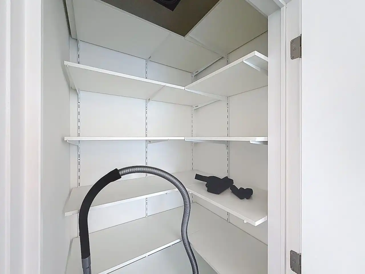 Praktijkruimte in standingvolle residentie ter hoogte van de Knokkestraat te Heist. foto 10