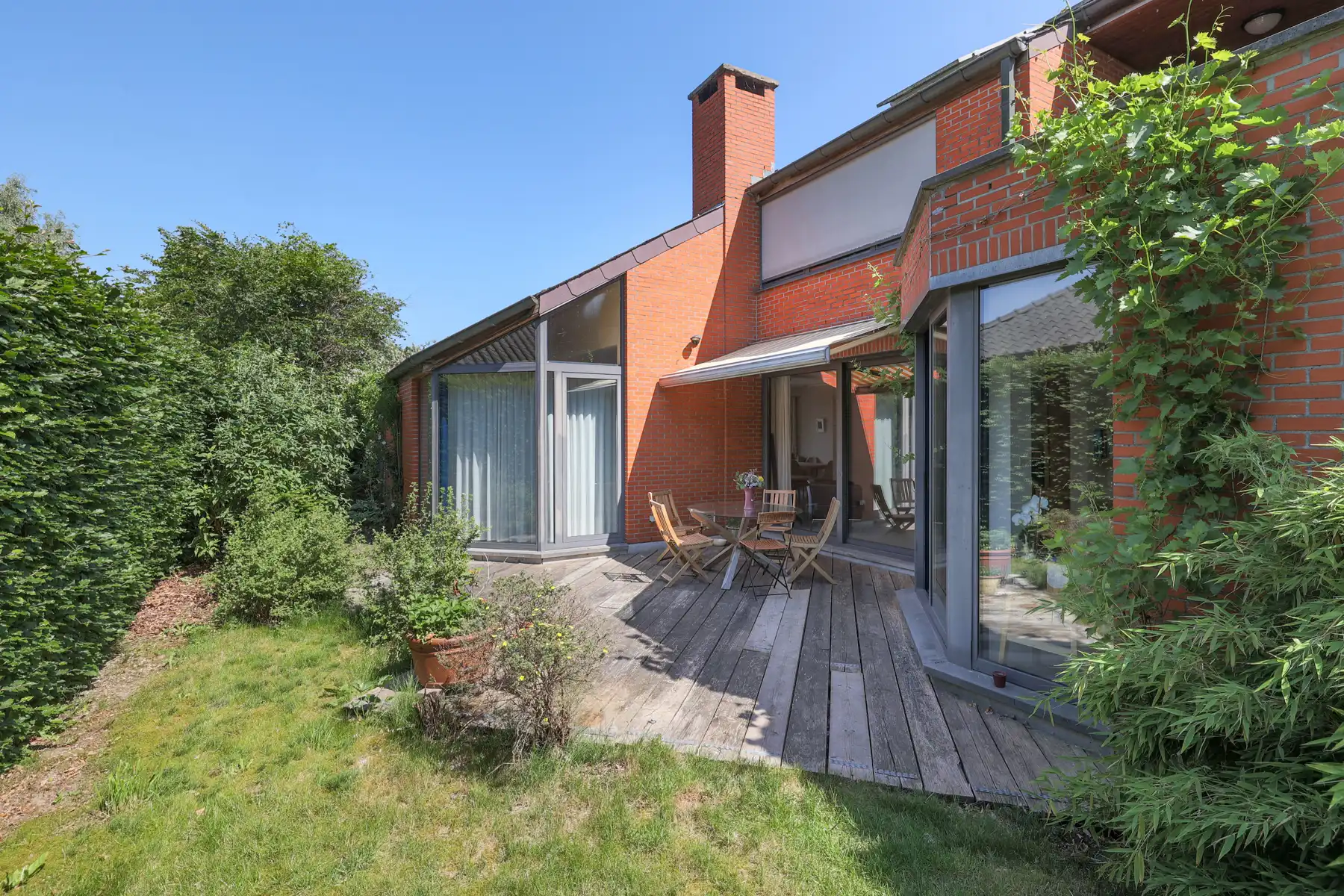 Vrijstaande woning op uniek perceel met zwembad foto 14