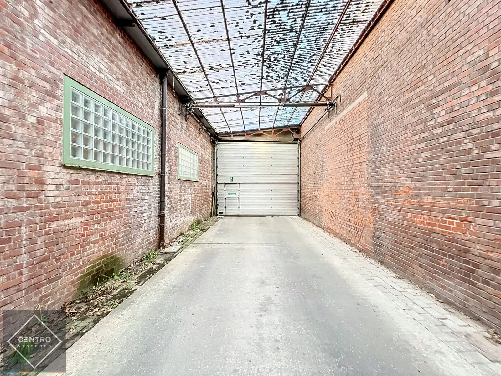 Opslagplaats ( ± 2.000m²) met 7m vrije hoogte vlakbij de havenkop te Roeselare! foto 2