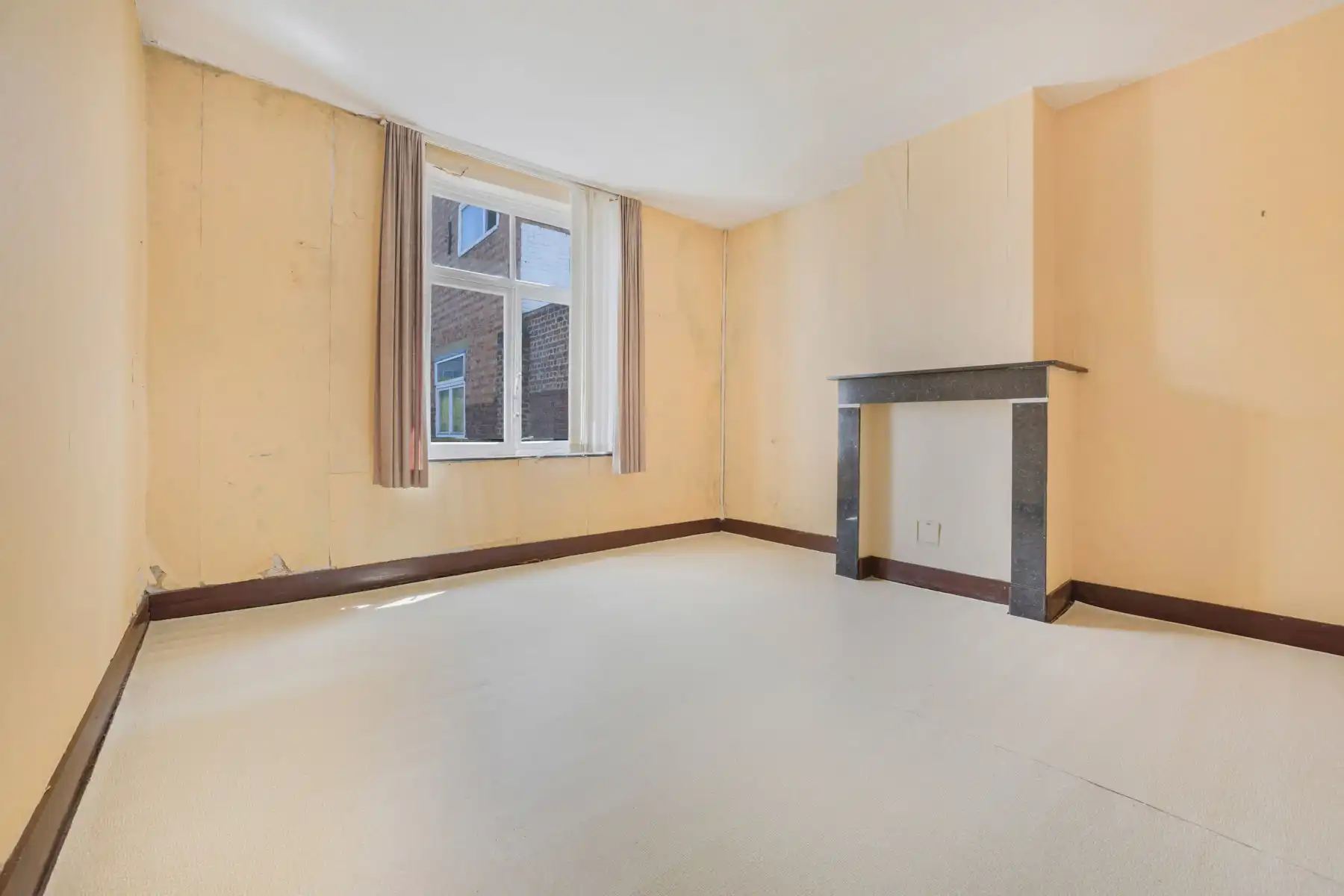 Te renoveren woning met veel mogelijkheden en garage foto 14