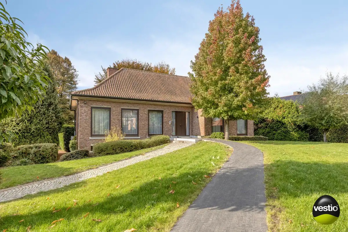 Hoofdfoto van de publicatie: RUIME RESIDENTIEEL GELEGEN VILLA OP 46A89CA NABIJ CENTRUM BILZEN.