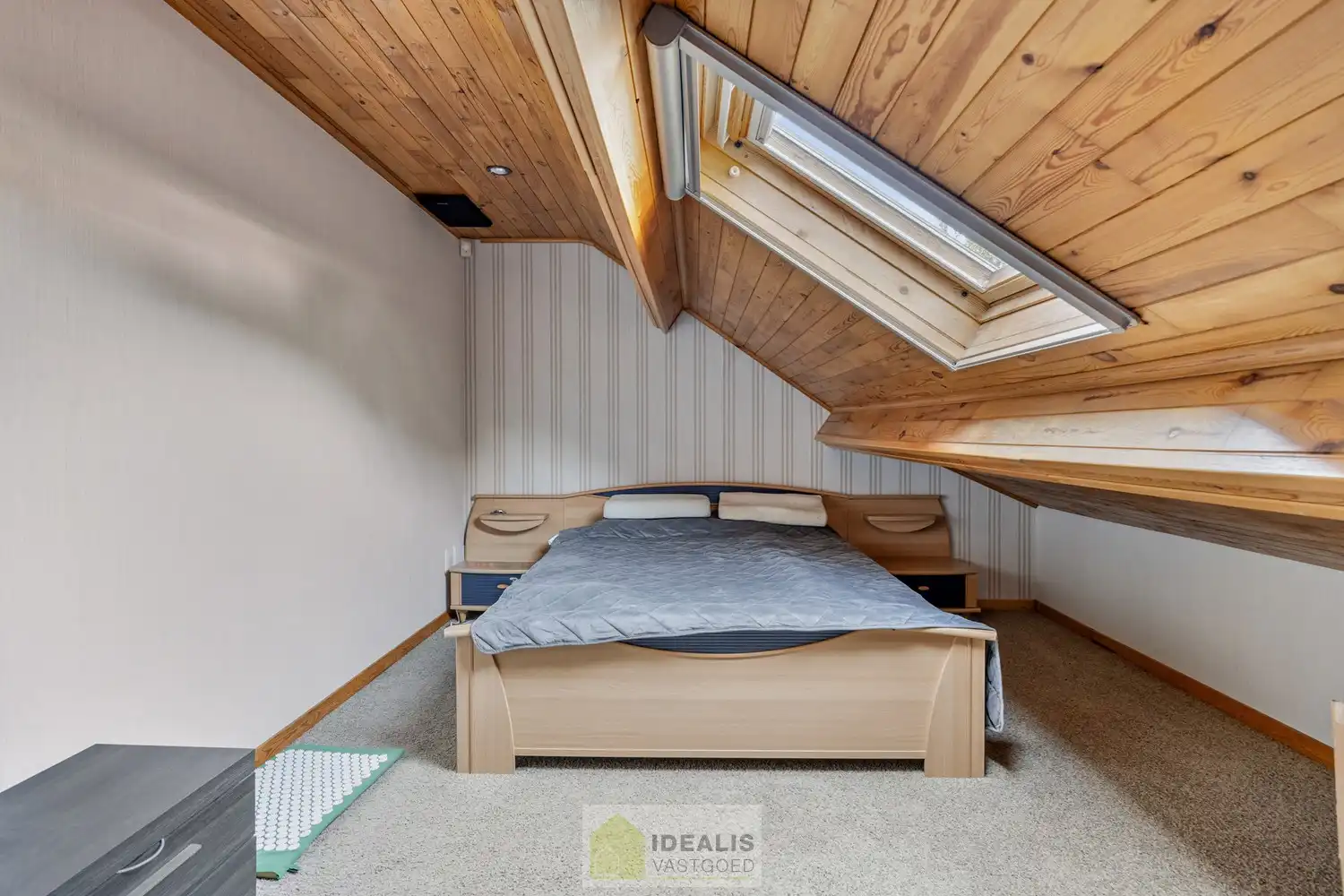 IDEALIS VASTGOED – INSTAPKLARE EENGEZINSWONING MET 4 SLAAPKAMERS EN EEN BEWOONBARE OPPERVLAKTE VAN +- 195M² OP EEN PERCEEL VAN +- 9A 20CA IN KLEINE-BROGEL (PEER). De woning is gelegen vlak bij de dorpskern van het gezellige kleine-Brogel en op enkele minuten verwijderd van de centra van Peer, Kaulille, Bocholt en Pelt. Ideaal voor zij die op zoek zijn naar een ruime instapklare woning met 4 slaapkamers!! foto 23