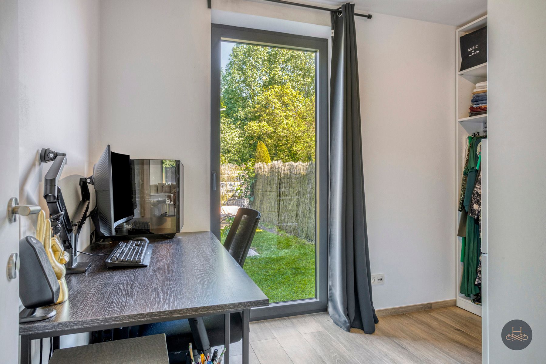 Lichtrijk, recent gelijkvloers appartement met toffe tuin foto 14