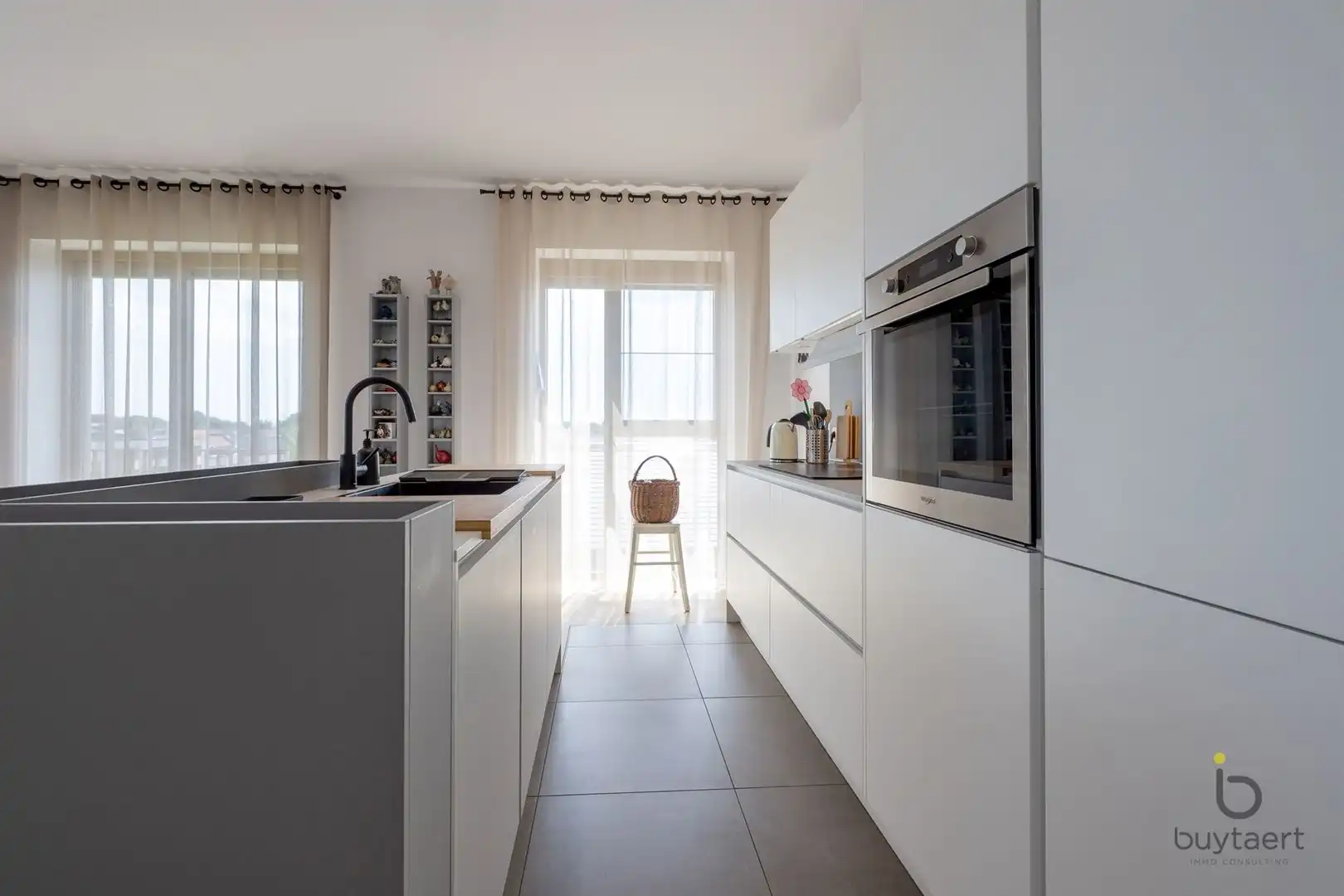 WONEN IN STIJL: een knap 2-slaapkamer appartement op de 3de verdieping met terras te Deurne-Zuid! foto 13