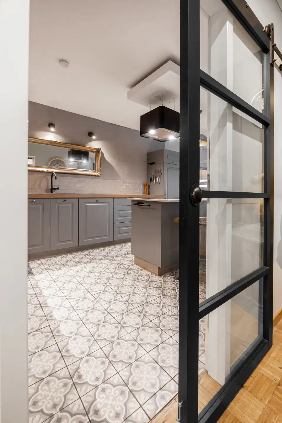 Ruim en charmant appartement met terras op toplocatie foto 4