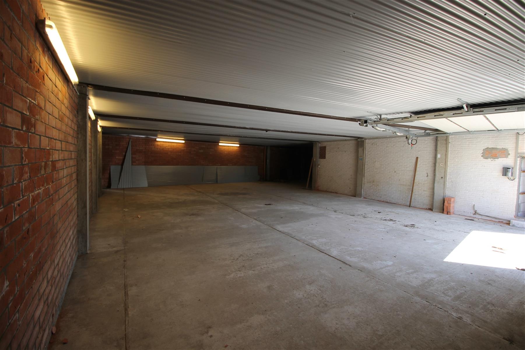 Opslagruimte in L--vorm van ongeveer 200m² links achteraan - met de opslagruimte rechts achteraan. foto 4